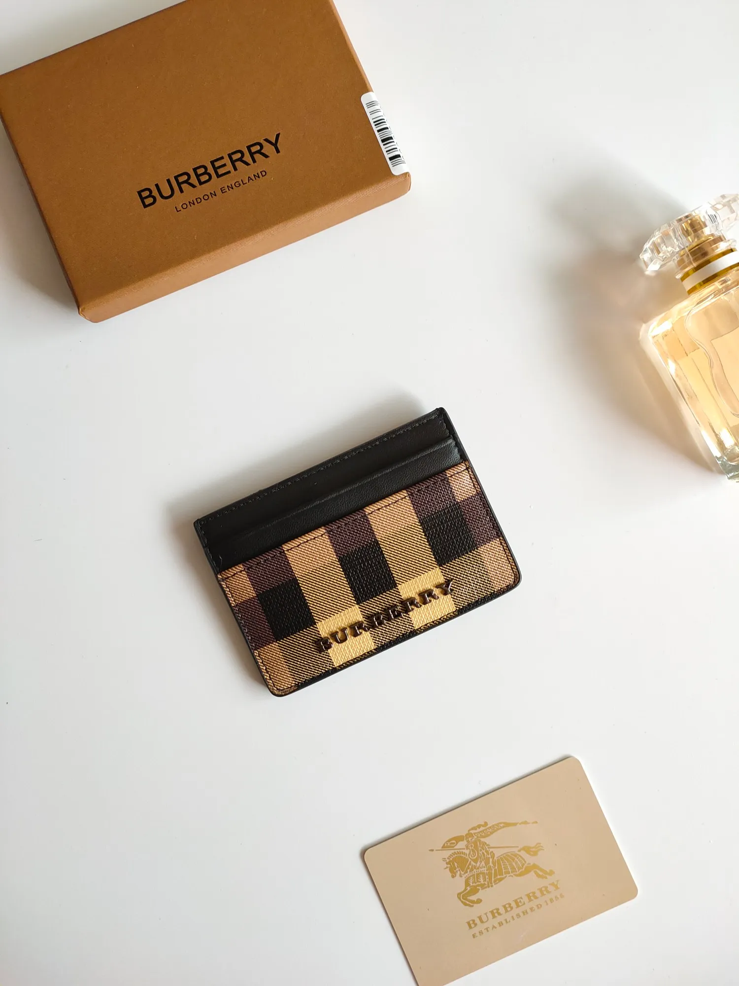 ￥90 Burberry's new card holder, decorated with brand logo design, selected plaid and cowhide materials to create a refined style. Style number: 8054 Size: 10*7.5cm