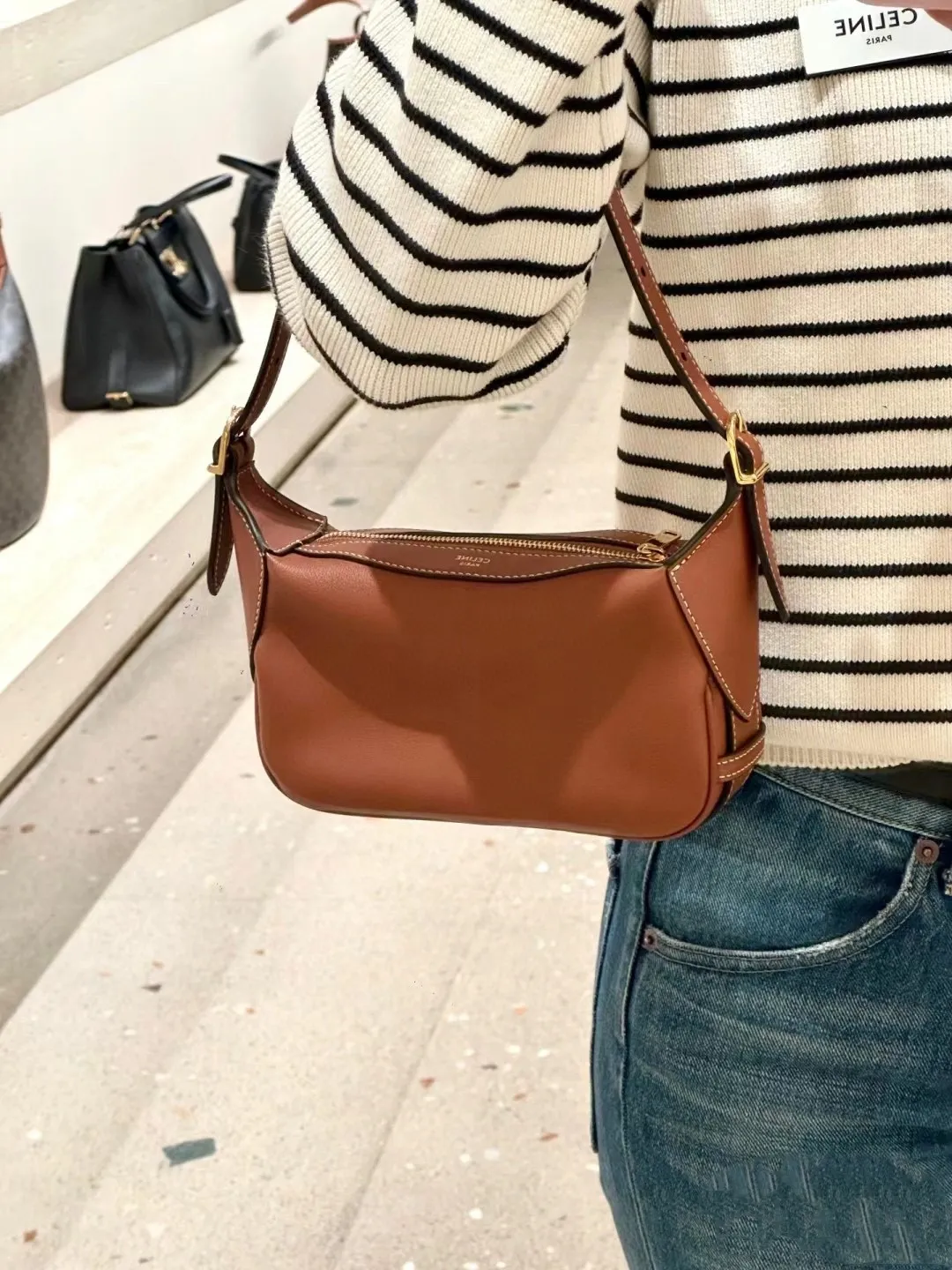 The outer skin is made of grained cowhide, which is very textured, soft and glutinous😘