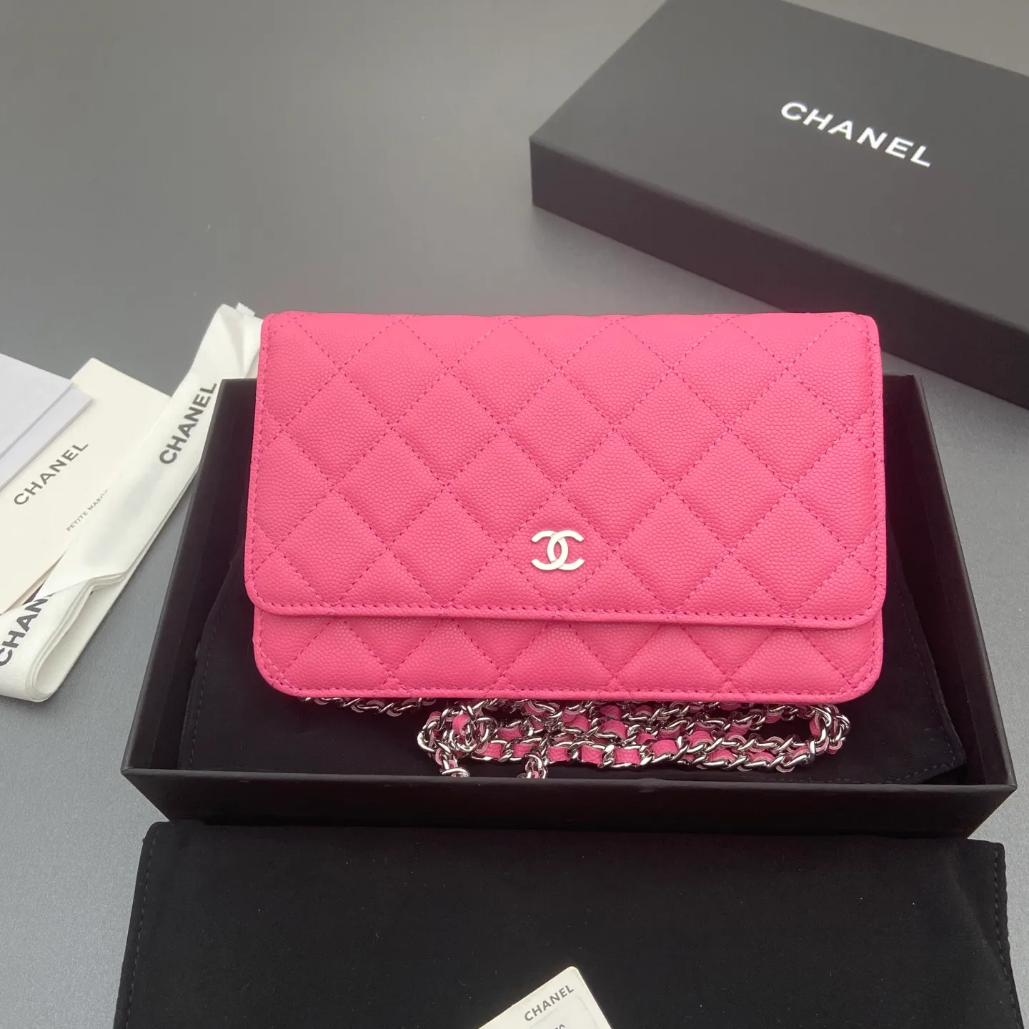 Xiaoxiang imported Italian caviar cowhide Item number: A0250 Price: 640 Size: w20×h13×d3.5cm Color: Plum red fine ball pattern silver steel mark
