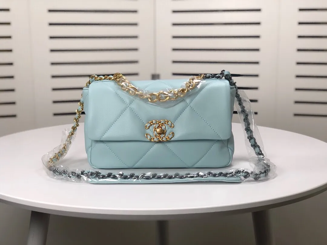 💰370￥Mint Green Small Size Chanel's latest hot model is now available📣📣Synchronized with counters🤭Imported cowhide🐂very soft to the touch. The upper body effect is super good, it can be carried by hand, on one shoulder or cross-body, showing the elegance and charm of women💃Hurry and get it😘Model number: 9010, size: 26*16*10,