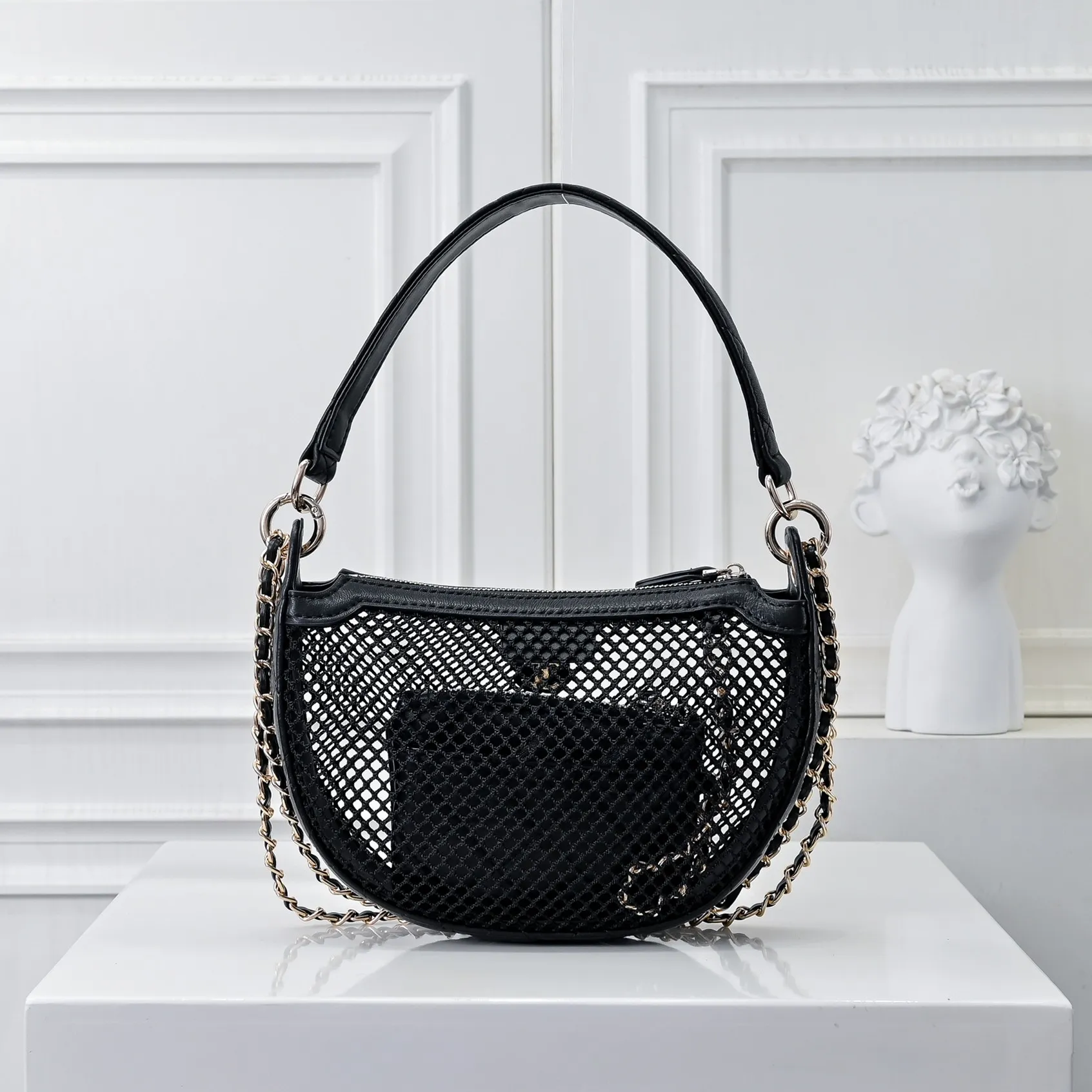 💰420￥👑CHANEL25S spring and summer popular series🔥Chanel fishnet gauze bag uses hollow mesh, metal weaving/sheepskin mesh and other materials to create a light and breathable mesh bag effect. The double C logo is retained. The chain is interwoven with leather and metal and can be decorated with pearls, camellias and other decorations. The innovative attempt at hollow design and classic elements is really interesting!! Size 22x15cm, style number: 1232