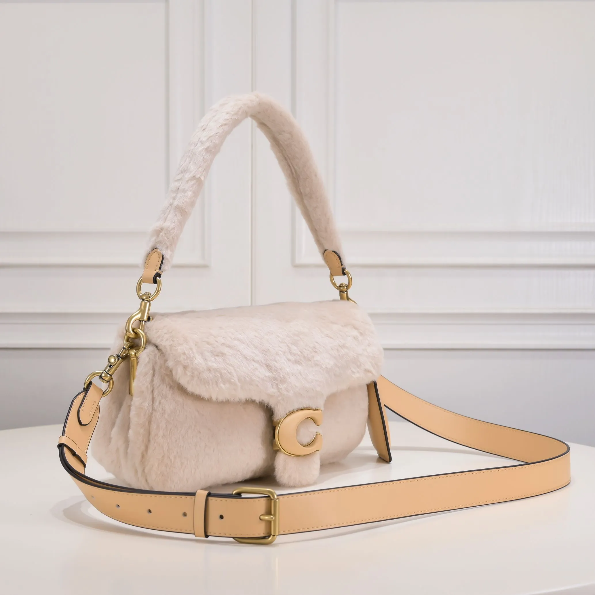 [New Product] Coach Women's Furry PILLOW TABBY No. 26 Shoulder Bag CC445 The furry tabby is exquisite and luxurious, making you feel special and warm this winter. It feels comfortable and warm to the touch. Can be worn under the arm or across the body! Size:26*15*8cm