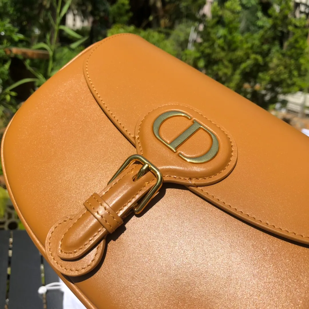 ❗️❗️❗️Free shipping with SF Express for year-end events❗️❗️❗️💰1760 Medium size: 22×17×6cm Dior Bobby’s new products are available in overseas channels! The new Dior saddle bag has finally arrived❗️This model is carefully made of camel-colored smooth cow leather, and the interior is designed with suede, which is soft and rich in texture. It has a flip-top magnetic buckle design and a "CD" buckle on the front as decoration. With a detachable and adjustable shoulder strap embellished with a military-style buckle, it can be worn on the shoulder, cross-body or handheld.