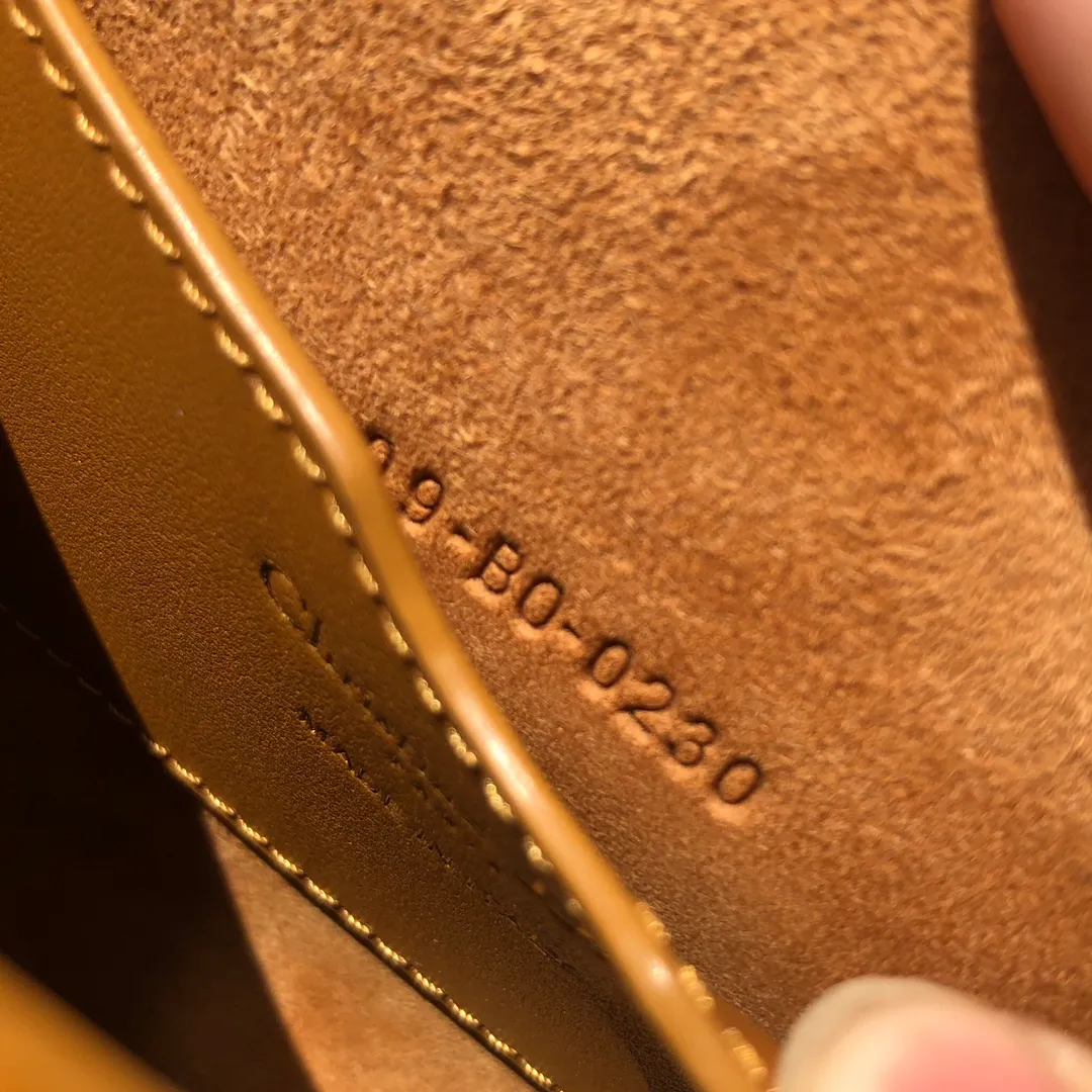 ❗️❗️❗️Free shipping with SF Express for year-end events❗️❗️❗️💰1760 Medium size: 22×17×6cm Dior Bobby’s new products are available in overseas channels! The new Dior saddle bag has finally arrived❗️This model is carefully made of camel-colored smooth cow leather, and the interior is designed with suede, which is soft and rich in texture. It has a flip-top magnetic buckle design and a "CD" buckle on the front as decoration. With a detachable and adjustable shoulder strap embellished with a military-style buckle, it can be worn on the shoulder, cross-body or handheld.