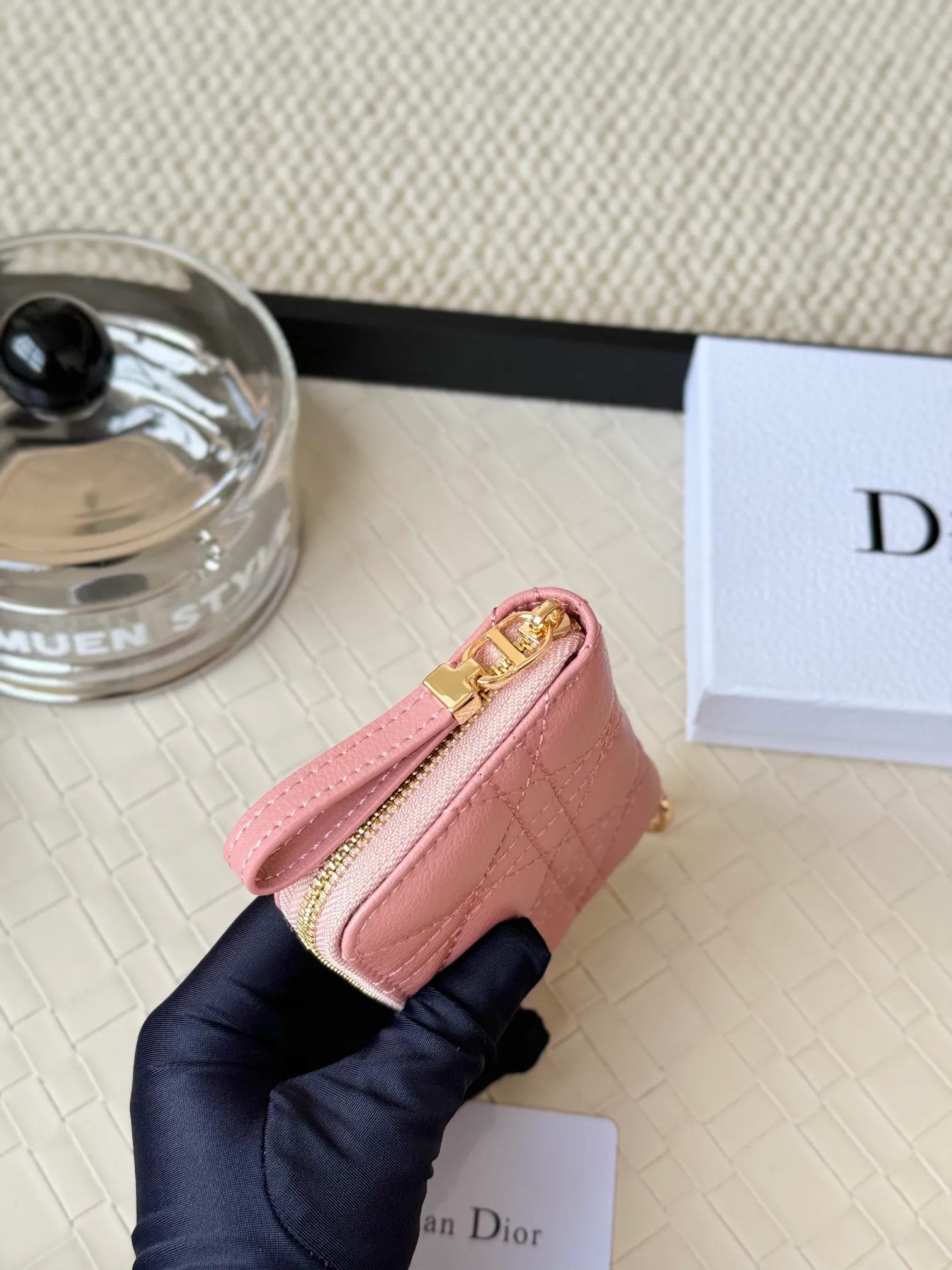 💰150 Dior New Caro Zippered Card Holder I love it. I originally wanted to buy a wallet, but I fell in love with this card holder. The size is just right and there are enough card slots. When Sydney is on lockdown and you can't go to the store, SA will send you photos and payment links. It's very convenient. I paid in the morning and received it in the afternoon. I think it looks better than the zipper card holder in C. The small metal ring next to the zipper is convenient for connecting the card holder to the bag and is not easy to lose. The calfskin material feels great. No.: S5034 Carol grain (size 9*11cm)