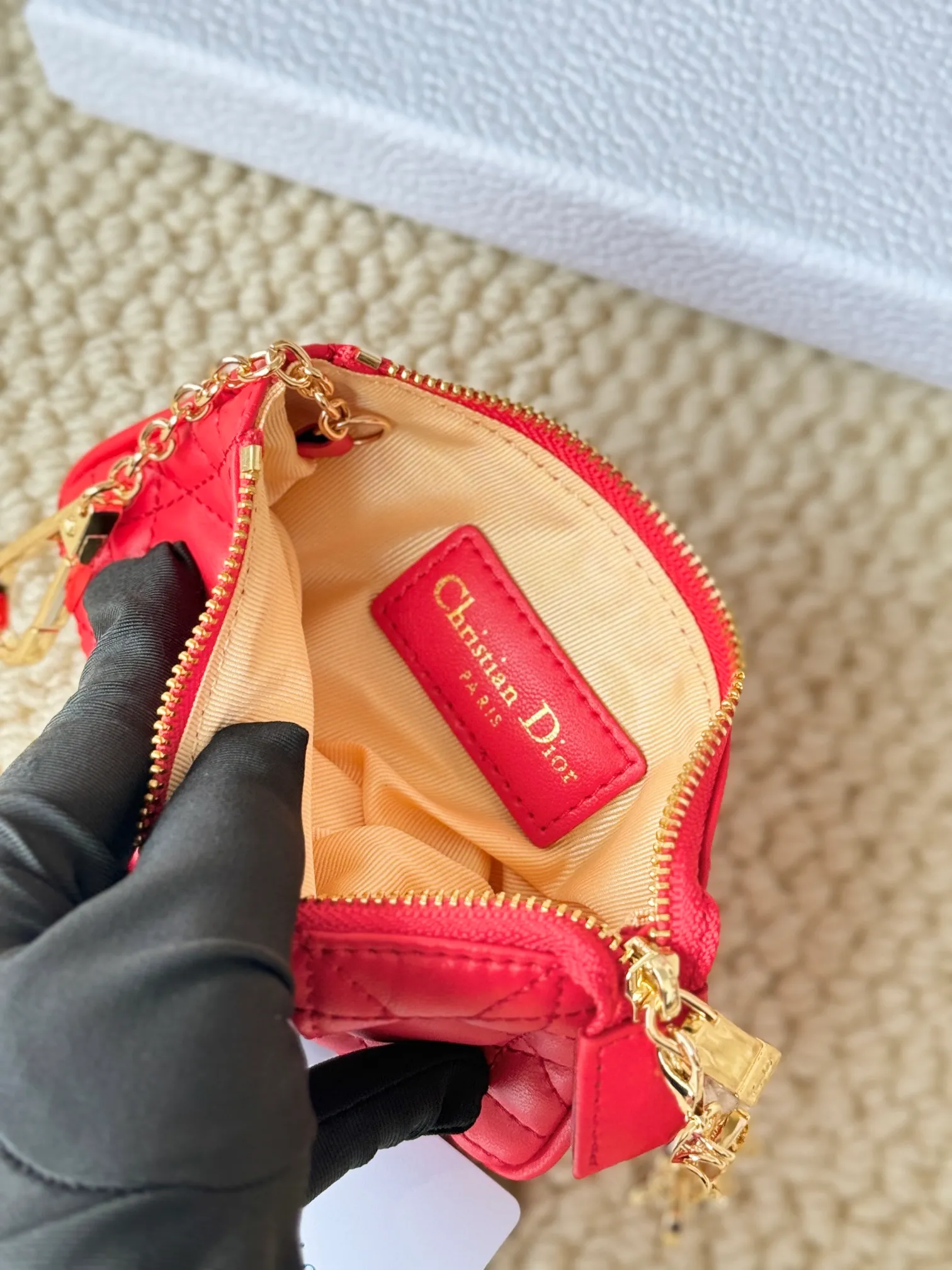 💰160 lambskin makes a zippered coin purse and key bag. Small, cute and mini. Size: 14.5*7.6cm Model: S0972UWHC_M30G This Dior Caro card holder is elegant and practical. Made of soft lambskin, carefully crafted and decorated with cannage pattern topstitching. Coin purse and key case 🔑 Compact and practical, unique and can store various daily necessities, suitable for various occasions.