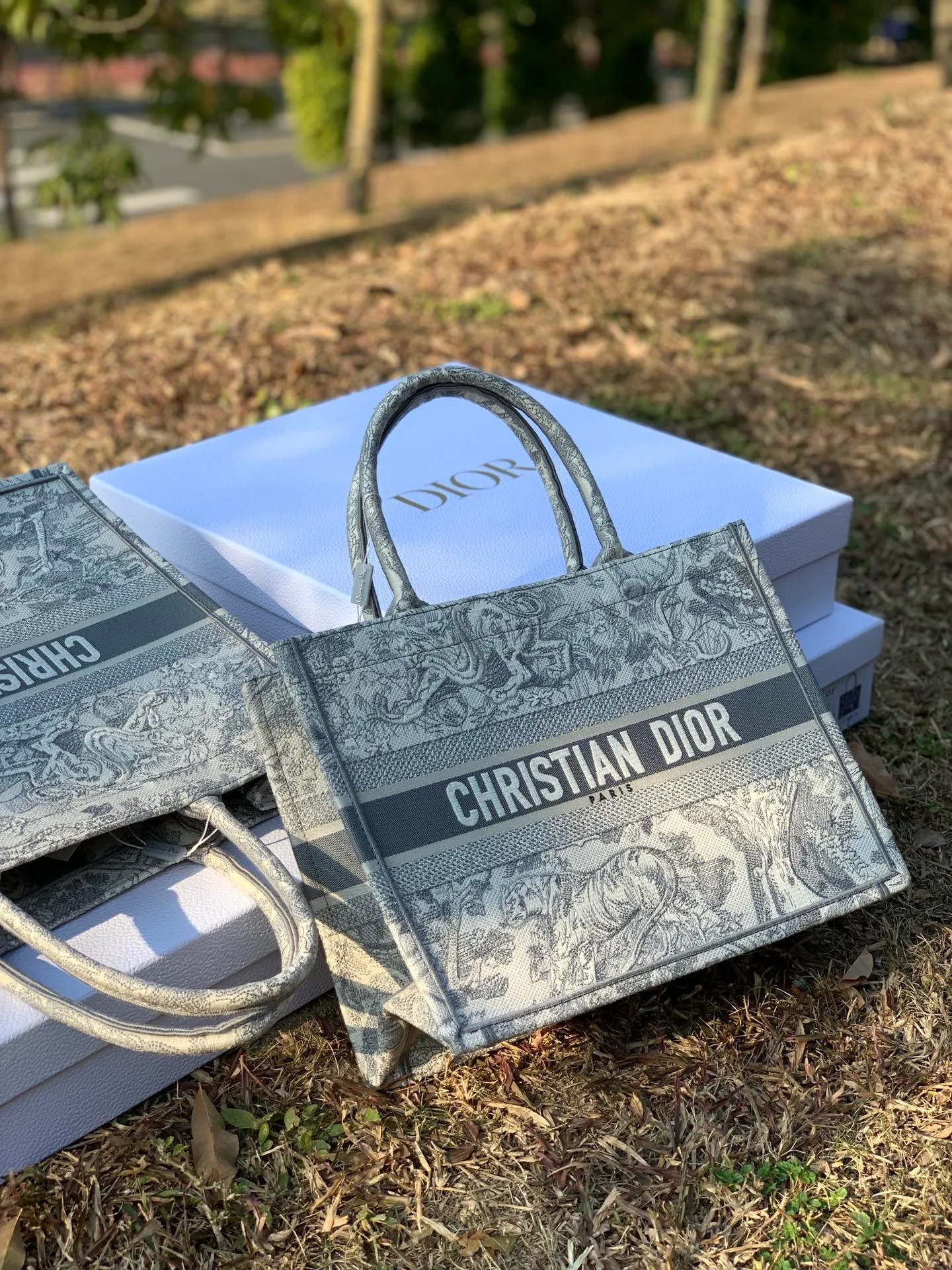 Top upgraded version 💰1500 Size 36.5 x 28 x 17.5 cm Small size Out of stock at counters! Really, this is a beautiful bag that so many people are clamoring for in the circle of friends even without the above picture! One of my recent highlights, the quality is really perfect! Impeccable workmanship! I really like the aura when he wears it on his back. No other bag has this iconic upper body effect! Non-original fabrics are not produced by the manufacturer, and those who understand us will understand! Just carry it to the counter in a calm manner!