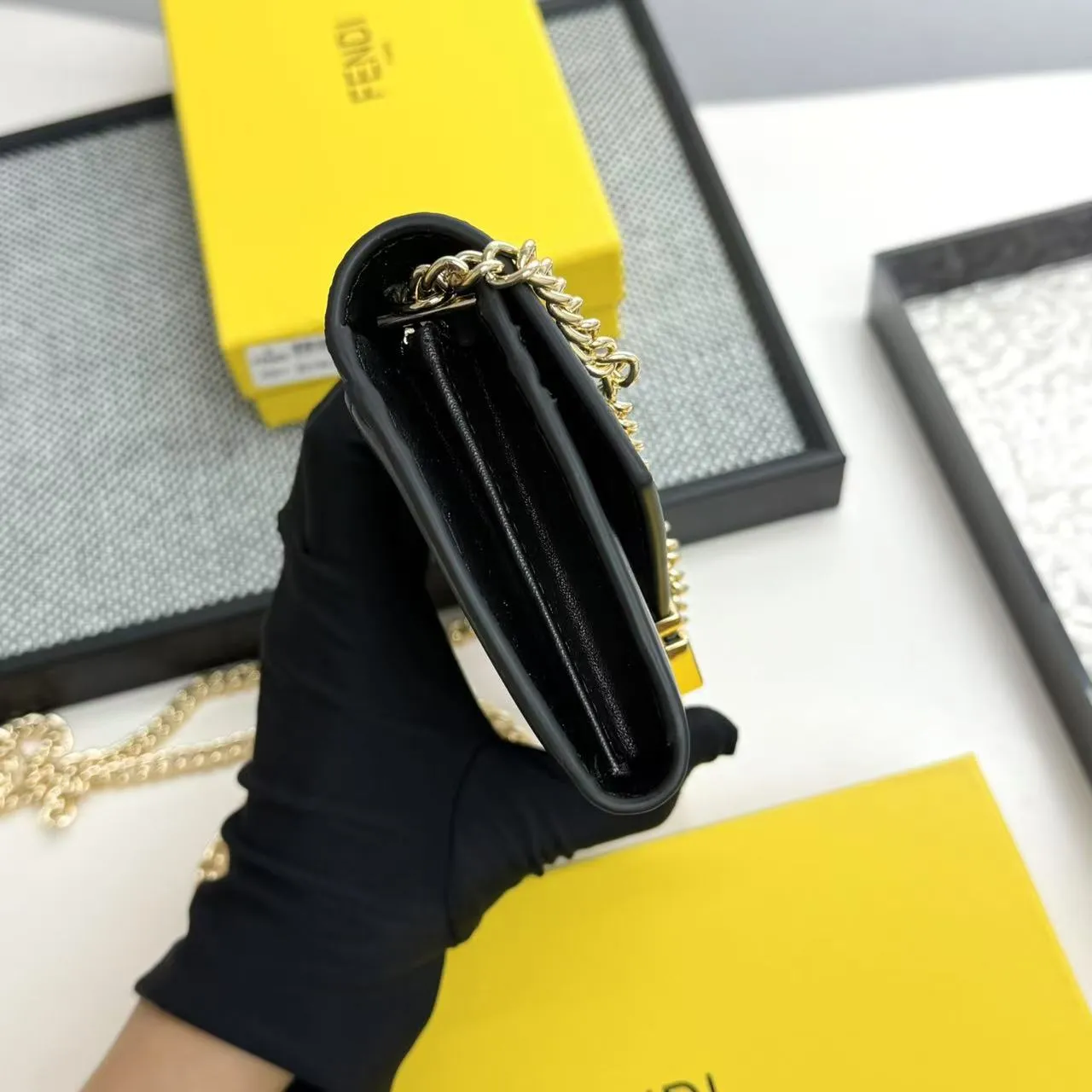 FENDI Fendi FF Diamonds Series Gold Label Logo Presbyopia FF Embossed Calf Leather Shoulder Crossbody Wallet Women's Brown/Black/Black with Brown/Pink/Gray Model: 2601 Size 19*9*1💰90