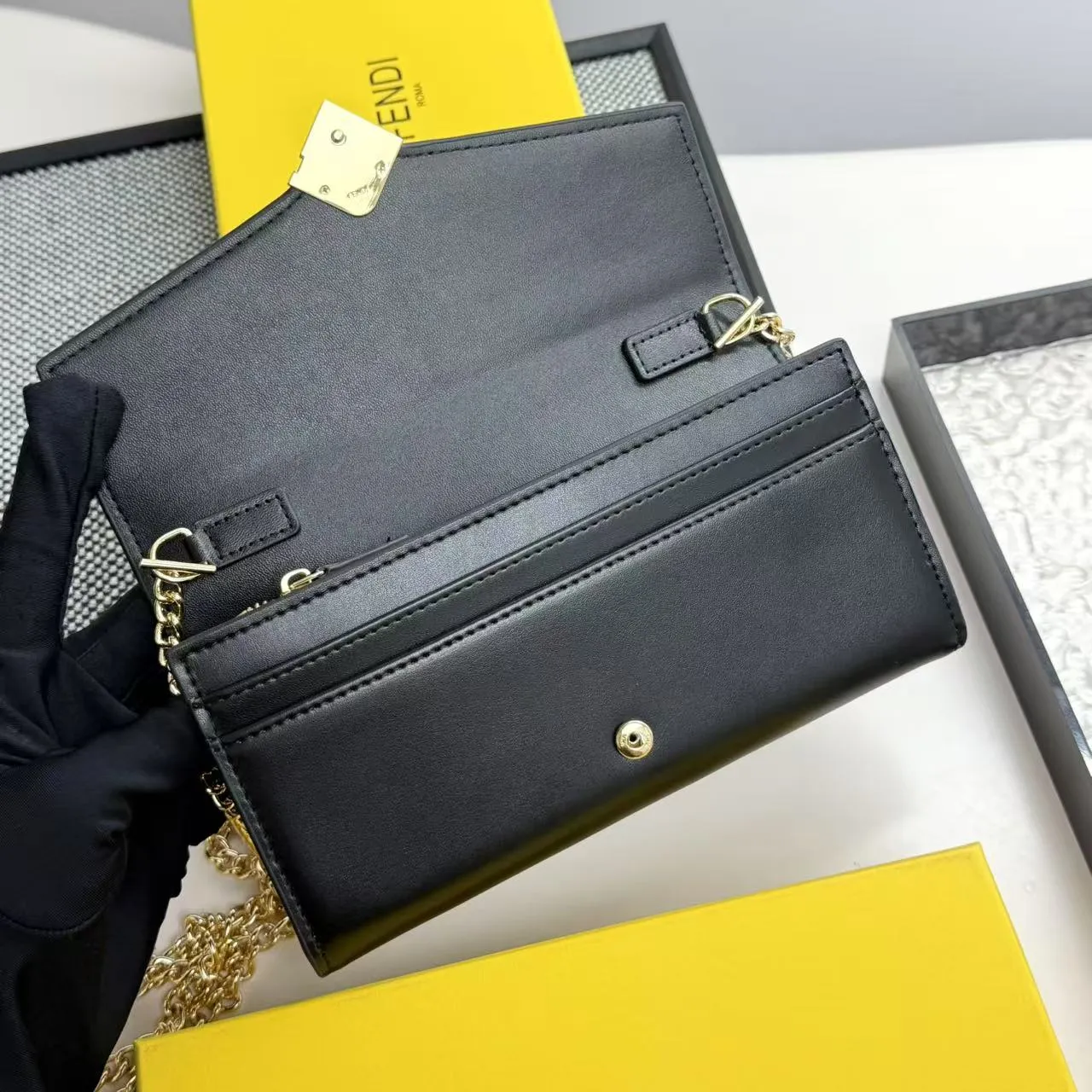 FENDI Fendi FF Diamonds Series Gold Label Logo Presbyopia FF Embossed Calf Leather Shoulder Crossbody Wallet Women's Brown/Black/Black with Brown/Pink/Gray Model: 2601 Size 19*9*1💰90