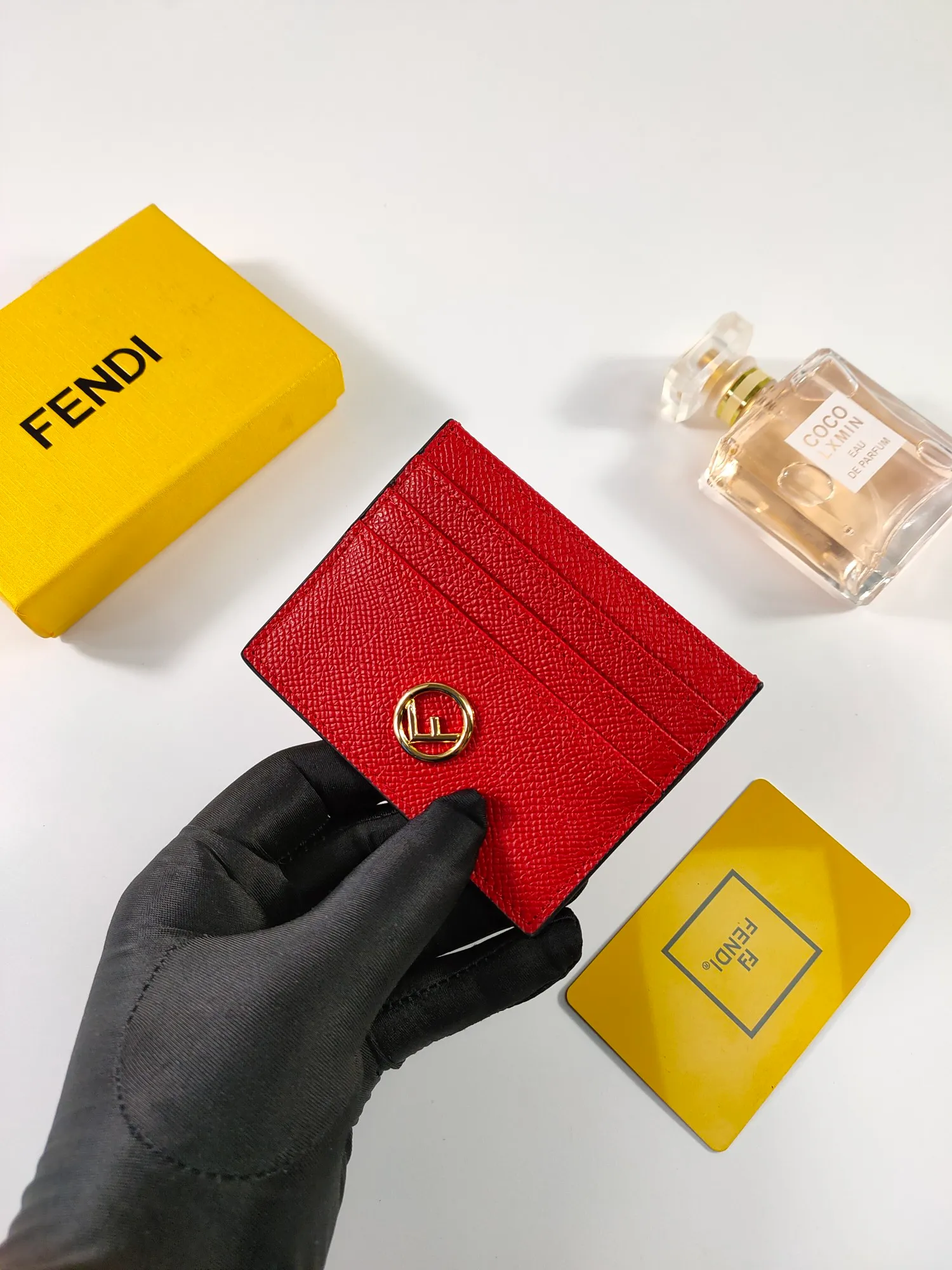 ￥90 Fendi "F is Fendi" card holder 😍 Has a middle compartment and six card slots [Celebration] Fendi Roma logo and internal label [Lip] Made of black calfskin. New Fendi logo with gold finish [Rose] Style number: 0445 Palm print Size: 10*8cm