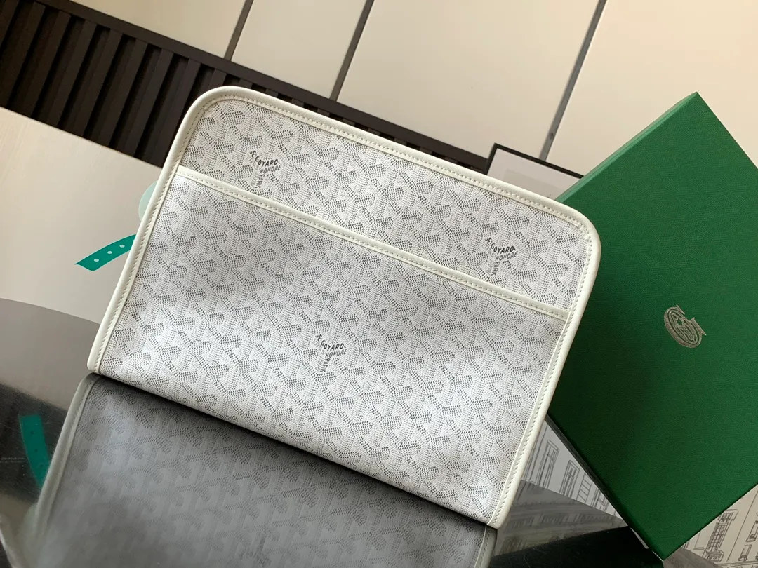 The P980Jouvence Large Toiletries Bag is designed to be very practical, allowing the contents to be placed upright to avoid any spillage of liquids. Its waterproof cotton lining is easy to clean and you can hang it anywhere with its exterior hanging loop.   23 cm x 7.5 cm x 29.5 cm 🔎020206-White
