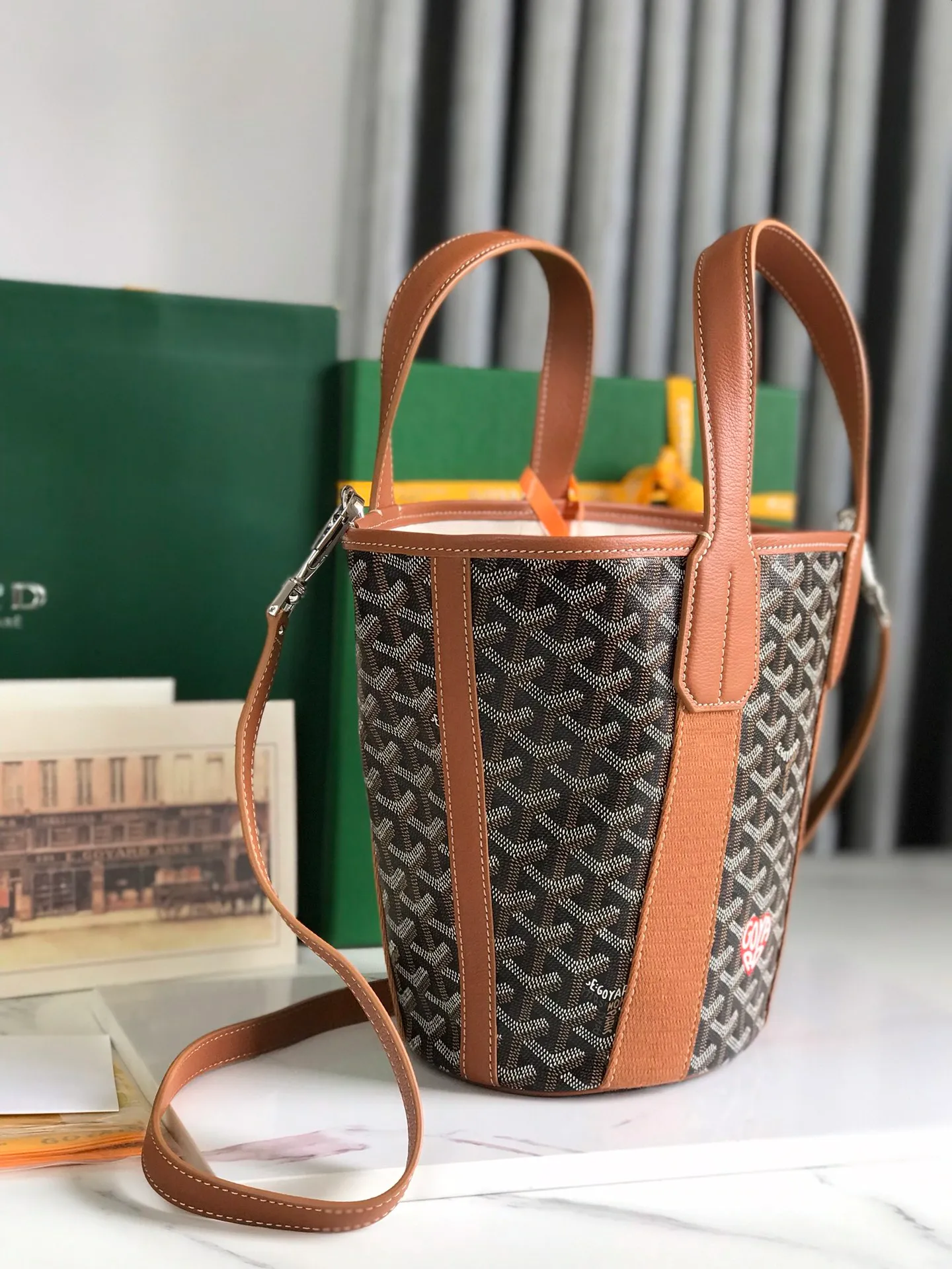 The 660💝BELHARRA small bag is the perfect companion for vacations in the sun. Its iconic bucket shape and large opening design make it easy to put in daily necessities. Whether on the beach or on the city road, this special edition bag can be easily carried by hand or carried on the shoulder. The calfskin leather shoulder strap is detachable. 11 classic colors are combined with two different hearts. The small love style makes the bag more unique and playful. The ribbon love style makes the bag more novel, soft and smart. Size: 18*14 (bottom width) *24 (height) 🔎120230