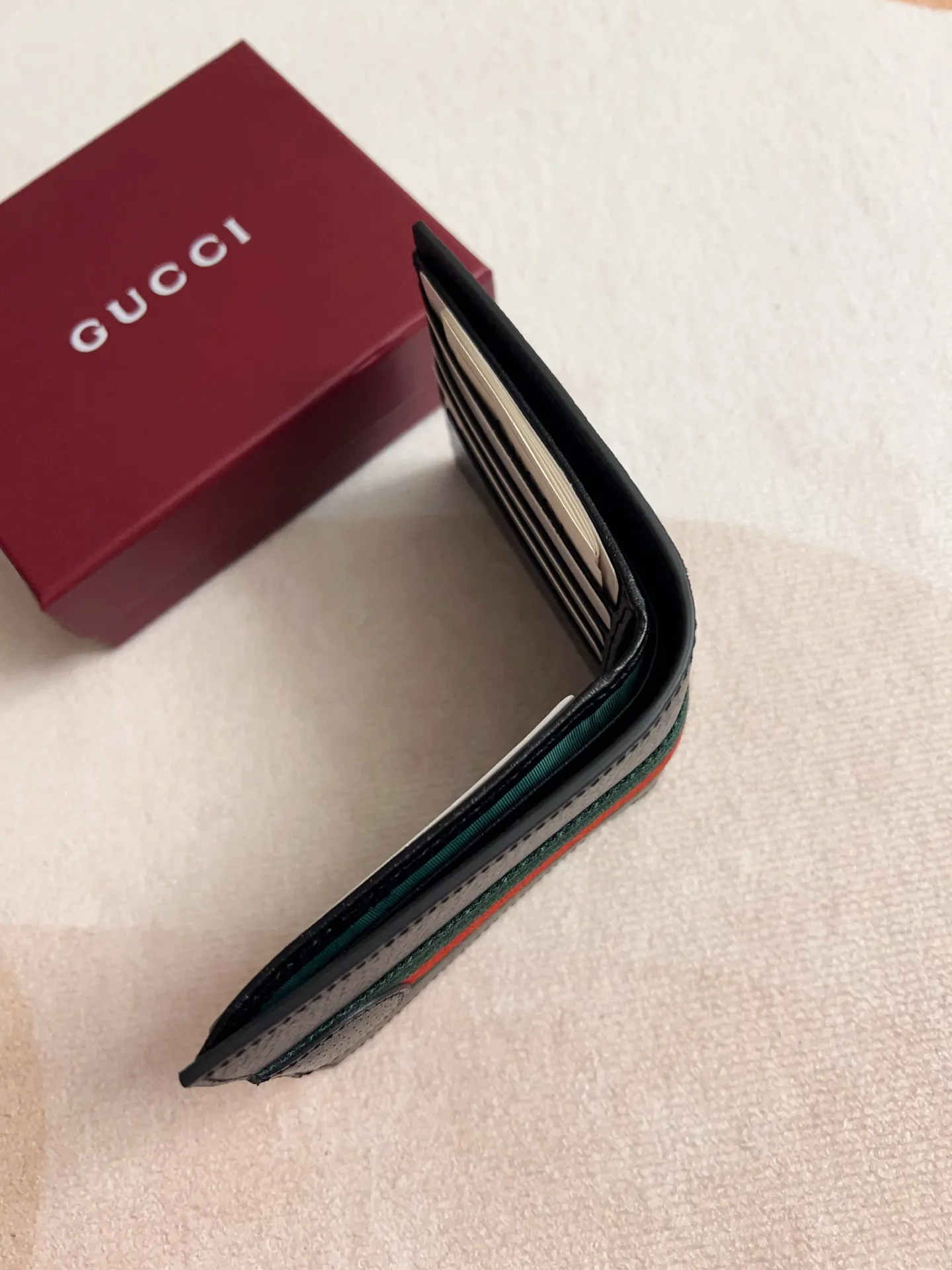 💰320 🇭🇺🇭🇺 The official website is synchronized with the new model! Ophidia series ~ short wallet, 🍊🍊made of GG Supreme original factory pig grain first-layer cowhide 🍊🍊 with iconic double G hardware marks, classic red and green webbing, exquisitely made! 🍊🍊Model number: 834271🍊🍊Size: 11x9cm, color: black