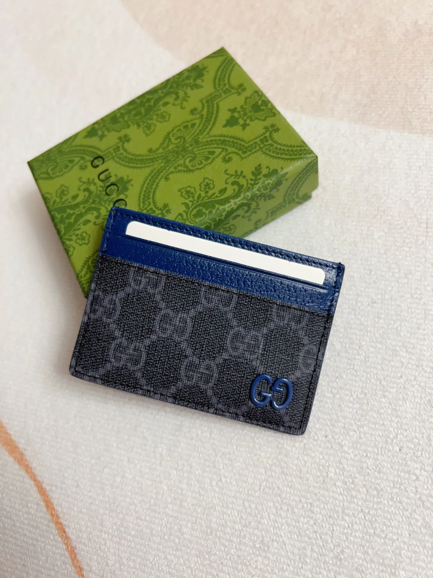💰230🇭🇺🇭🇺Gucci’s latest collection ~ Card holder 🥞🥞Using a two-tone design full of contrasting beauty, the GG logo emblazoned on the body of the bag is in full bloom🥞🥞The fabric is made of black GG, and the lining is made of contrasting cowhide leather🥞🥞Black GG Supreme canvas, black PVC blue Size: 11x 7cm Model: 768248 (original product)