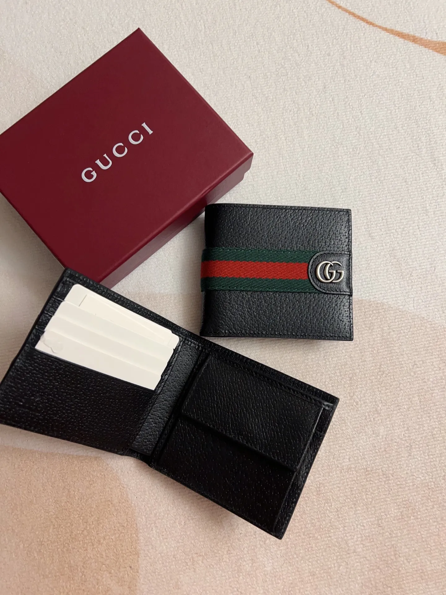 💰320 🇭🇺🇭🇺 The official website is synchronized with the new model! Ophidia series ~ short wallet, 🍊🍊made of GG Supreme original factory pig grain first-layer cowhide 🍊🍊 with iconic double G hardware marks, classic red and green webbing, exquisitely made! 🍊🍊Model number: 834792🍊🍊Size: 11x9cm, color: black