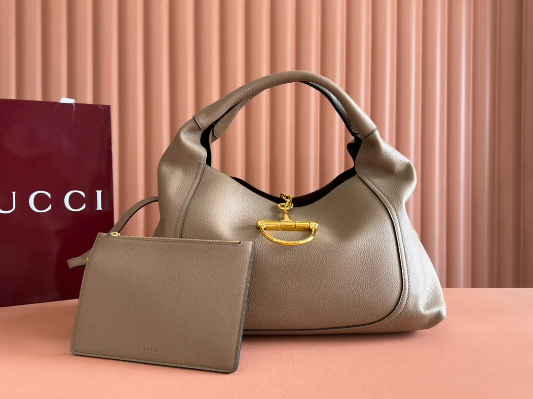 💋💋💋p1700 This Gucci Softbit series shoulder bag is ingeniously integrated with the brand's classic equestrian style accessories in the shape of a large half-horse bit. This large shoulder bag comes with a removable clutch. Gucci Ankara red grained calf leather Light gold tone hardware Dark brown microfiber lining Half horsebit closure Interior: Detachable clutch Holds iPhone Pro Max/Plus, Airpods, long wallet and lipstick Shoulder strap: 20 cm high Magnetic closure Model number: 837466. Dimensions: 46cm (width) x 26cm (height) x 16cm (depth) Weight: approx. 1.4kg Color: Khaki/original leather. Made in Italy