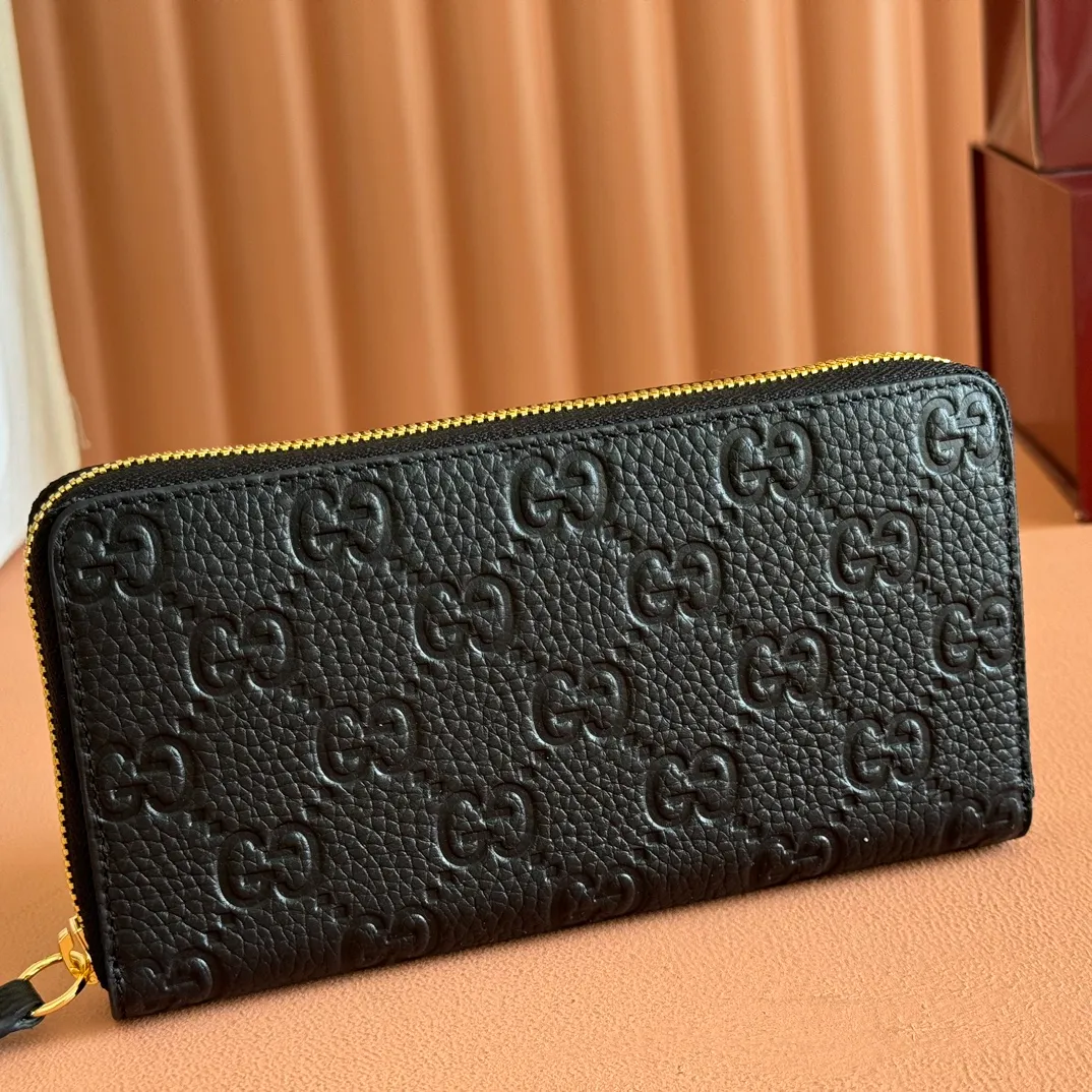 p480. 💋💋💋🔥"With full set of original green box packaging"🔥[New style] GG Emblem series super soft pink embossed/full leather wallet model: 821803. Dimensions: 19 (length) x 10 (width) x 2.5cm (thickness) Color: black full leather/original leather. Made in Italy