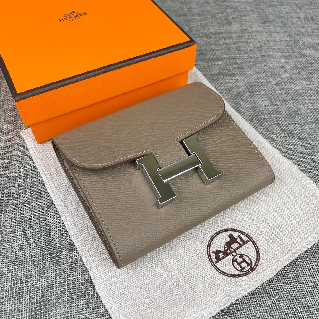 Hermes Constance p250💰 Model: 537 Palm pattern silver buckle Size: 13*11.8cm. Hermes🇫🇷Overseas🇫🇷Imported palm pattern cowhide, soft and comfortable to the touch. The original replica is matched with silver hardware, exquisite and elegant, and has the original OEM code inside. The oil edges are straight and smooth🎈There are two cash slots, a zipper pocket, and 3 card slots🚚