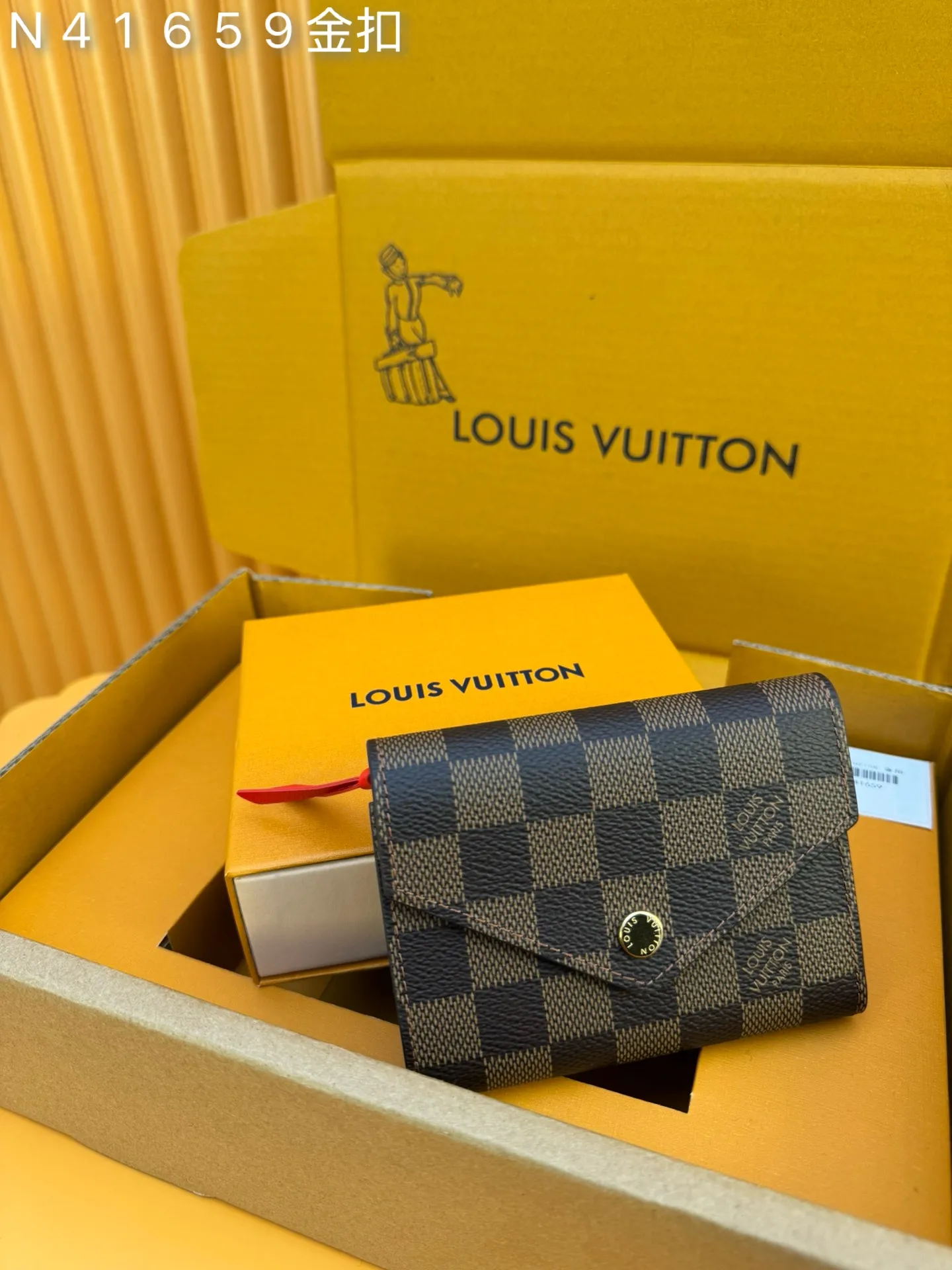 N41659 Gold Buckle "Special Duty Free" ♻️ [Official special edition·First-class material·All-steel hardware·French chip·Full set of packaging] This Victorine wallet is made of Damier Ebene coated canvas, with a delicate envelope-style opening function design, which can accommodate banknotes and cards, and is paired with a side zipper coin pocket. 12x9.5x2.5cm💰500