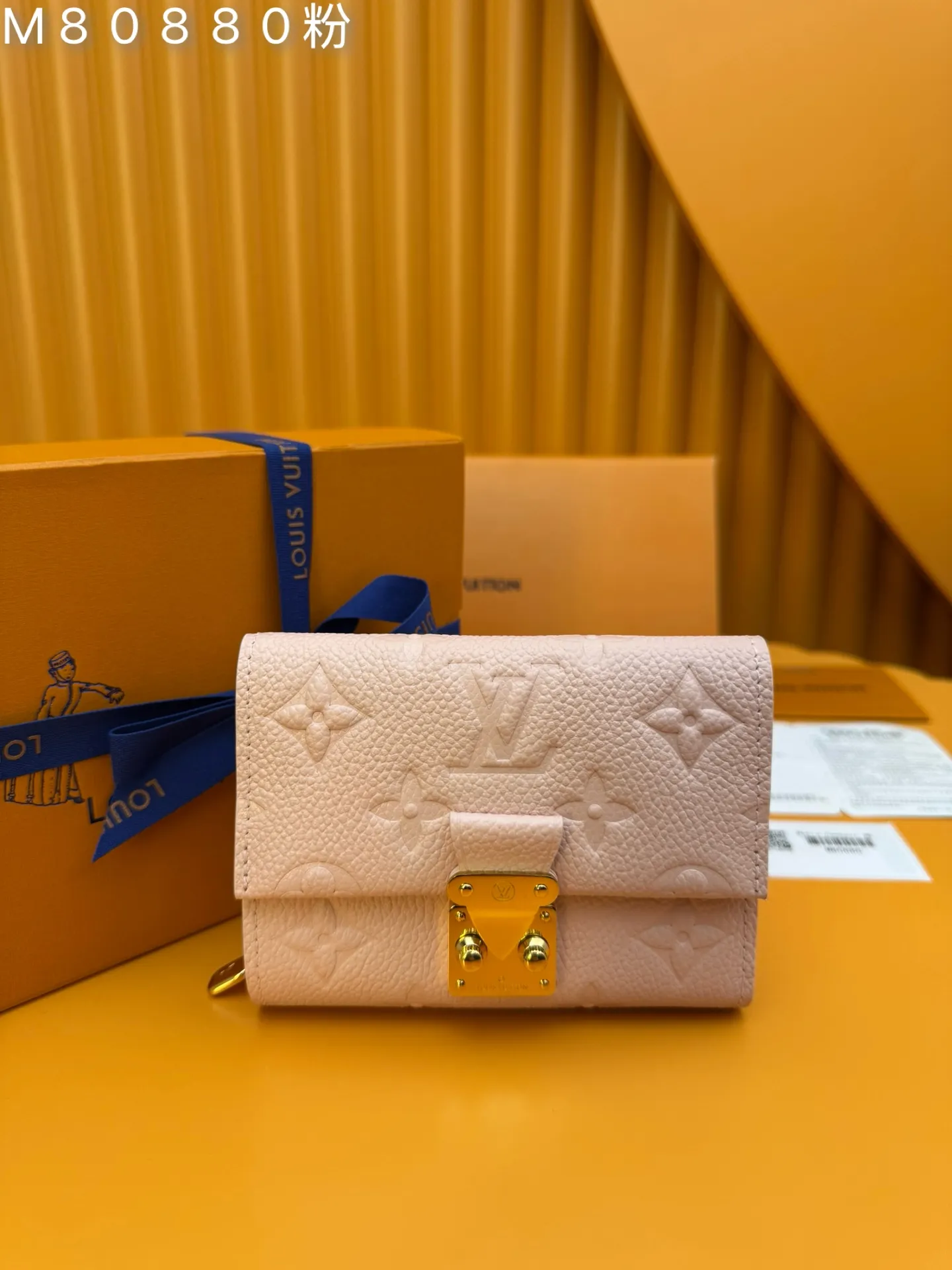 M80880 Powder "Special Duty Free" ♻️[Official special edition·First class material·All steel hardware·French chips·Full set of packaging] Métis short wallet inherits the inspiration of Métis leather goods series and embosses the classic Monogram pattern on soft Monogram Empreinte leather. The pocket S-lock lock secures the flap, continuing the classic Louis Vuitton hard case elements. The elegant construction offers ample interior space, including a zipped accordion coin pocket, patch pockets and card slots. 11.5x8.5x4cm 💰780