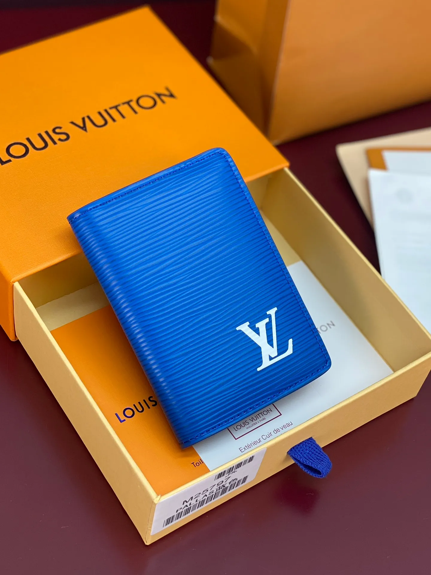 M25797 blue! 🐢Pocket wallet, this pocket wallet is made of grained Epi leather dip-dyed in bright colors, and its fine embossing combines artistic beauty and tough texture. The LV letters on the front and inner stripes are rich in details, and the inner and outer pockets and card slots complete functional considerations.  11 x 1 x 8 cm (height x width x length). 💰360