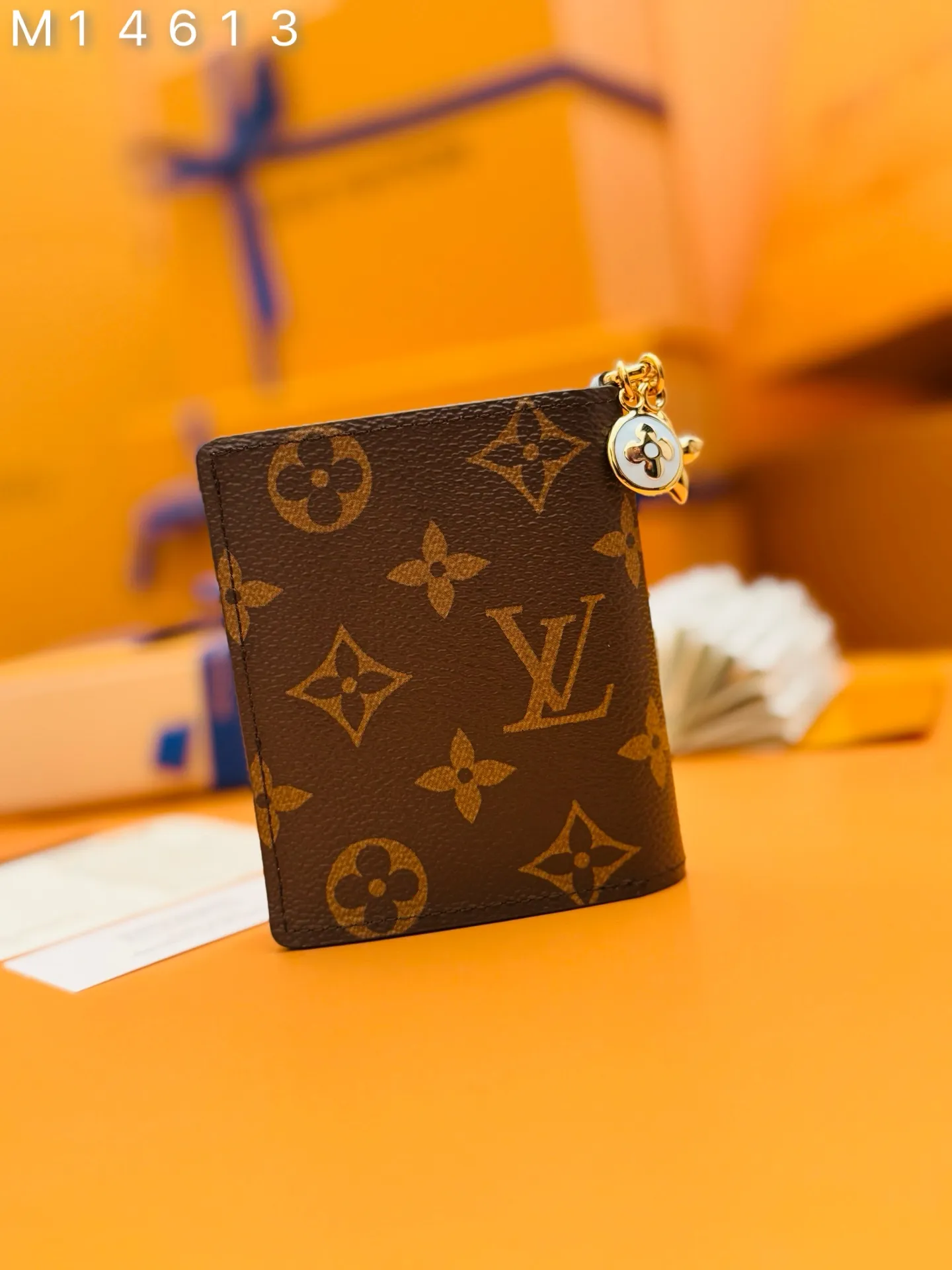 M14613 "Special Duty Free" ♻️ [Official special edition·First-class material·All steel hardware·163 chip·Full set of packaging] LV charm pocket wallet, this compact accessory skillfully combines classic and fashion. It's made from signature Monogram canvas and opens to reveal a vibrant contrasting leather lining. This practical yet playful design features an enamel and a metal hardware, both decorated with Louis Vuitton's signature Monogram floral pattern. It can be used to store banknotes, coins and three cards. 9x10x2.5cm 💰580