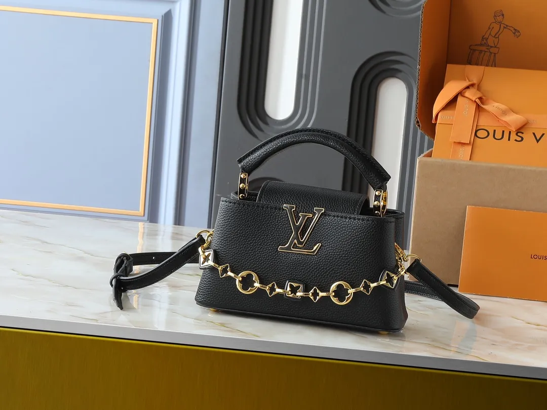 💰420💰Guangzhou goods Upgraded from the original M14381 M14970 M14393 M14972 M14971 This Harmony series launches the Capucines East West mini handbag, which uses a decorative chain to show the inspiration of the Monogram flower. Taurillon cow leather creates an exquisite structure, and the LV letters interpret the colorful brushstrokes of the Puffygram jewelry series. The flap can be folded in or out, and the inner pocket can safely store valuables. Dimensions: 22.0 x 12.0 x 8.0 cm (length x height x width)