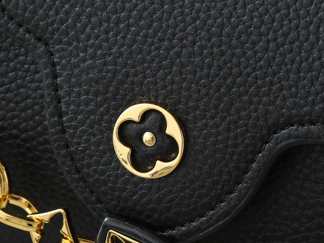 💰420💰Guangzhou goods Upgraded from the original M14381 M14970 M14393 M14972 M14971 This Harmony series launches the Capucines East West mini handbag, which uses a decorative chain to show the inspiration of the Monogram flower. Taurillon cow leather creates an exquisite structure, and the LV letters interpret the colorful brushstrokes of the Puffygram jewelry series. The flap can be folded in or out, and the inner pocket can safely store valuables. Dimensions: 22.0 x 12.0 x 8.0 cm (length x height x width)
