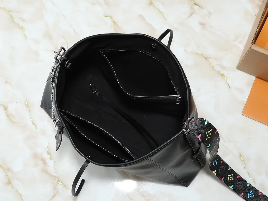 💰280💰Upgraded from the original M25143 M24861 M12583 M12579 M12919 M13105 This CarryAll Dark medium handbag is made of soft sheep leather to create a fashionable and lazy silhouette, adding eye-catching charm to the 2024 spring and summer show style. Polished metal pieces are complemented by a tactile, slightly wrinkled texture. Plenty of space can accommodate a variety of daily necessities, making it a great travel companion. Dimensions: 30 x 15 x 39 cm (height x width x length)