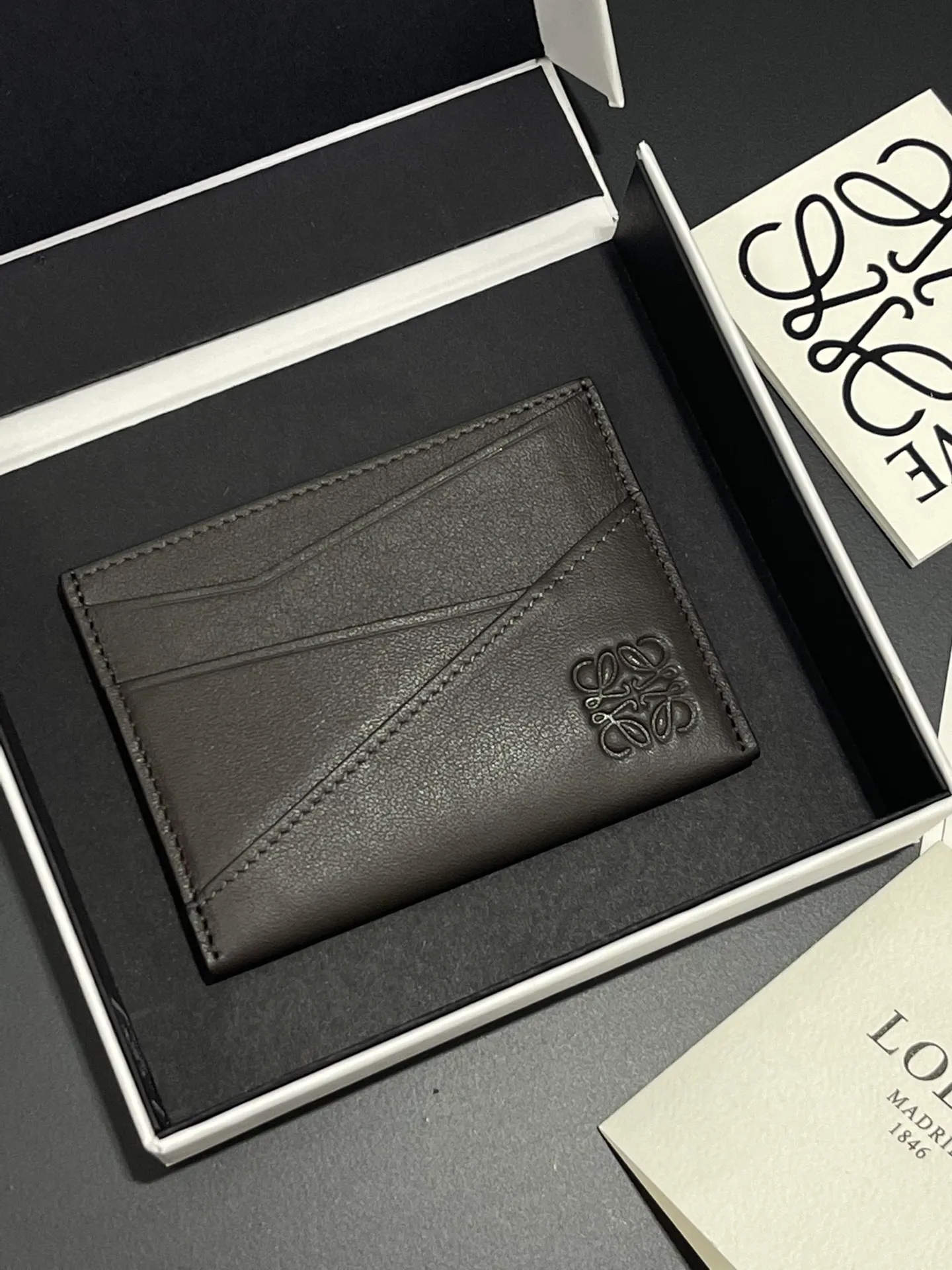 440💰 Men's single card holder shipped. The wallet is inspired by the puzzle series handbags. It adopts a unique geometric pattern. It is made of classic calfskin material. It has four card slots and a middle compartment. Style number 3802. Size 10.5*7.5