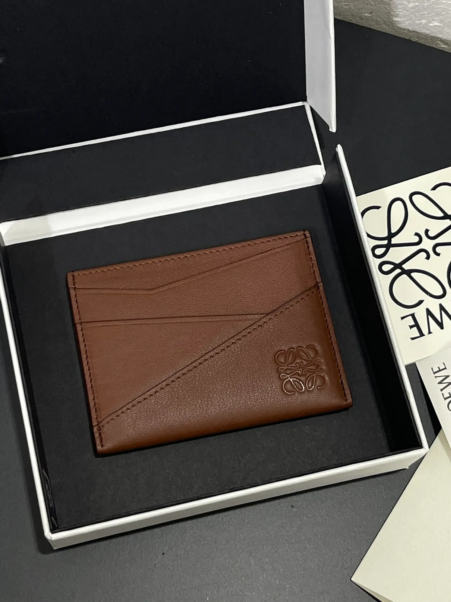 440💰 Men's single card holder shipped. The wallet is inspired by the puzzle series handbags. It adopts a unique geometric pattern. It is made of classic calfskin material. It has four card slots and a middle compartment. Style number 3802. Size 10.5*7.5
