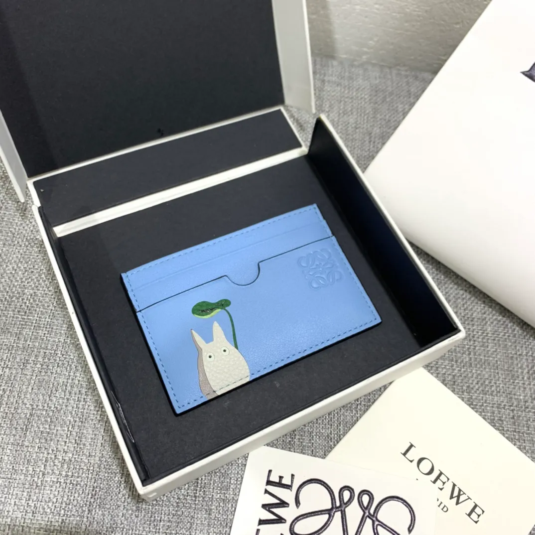 The special limited edition "Little Gray Rabbit" series single card holder is made of classic calfskin, using precise cutting technology and inlay technology. Its smart and exquisite design is dazzling. Style No. 3735, size 10*7 (Note⚠️: The Totoro pattern is spliced ​​and inlaid, and gaps and flakes are normal) 💰540