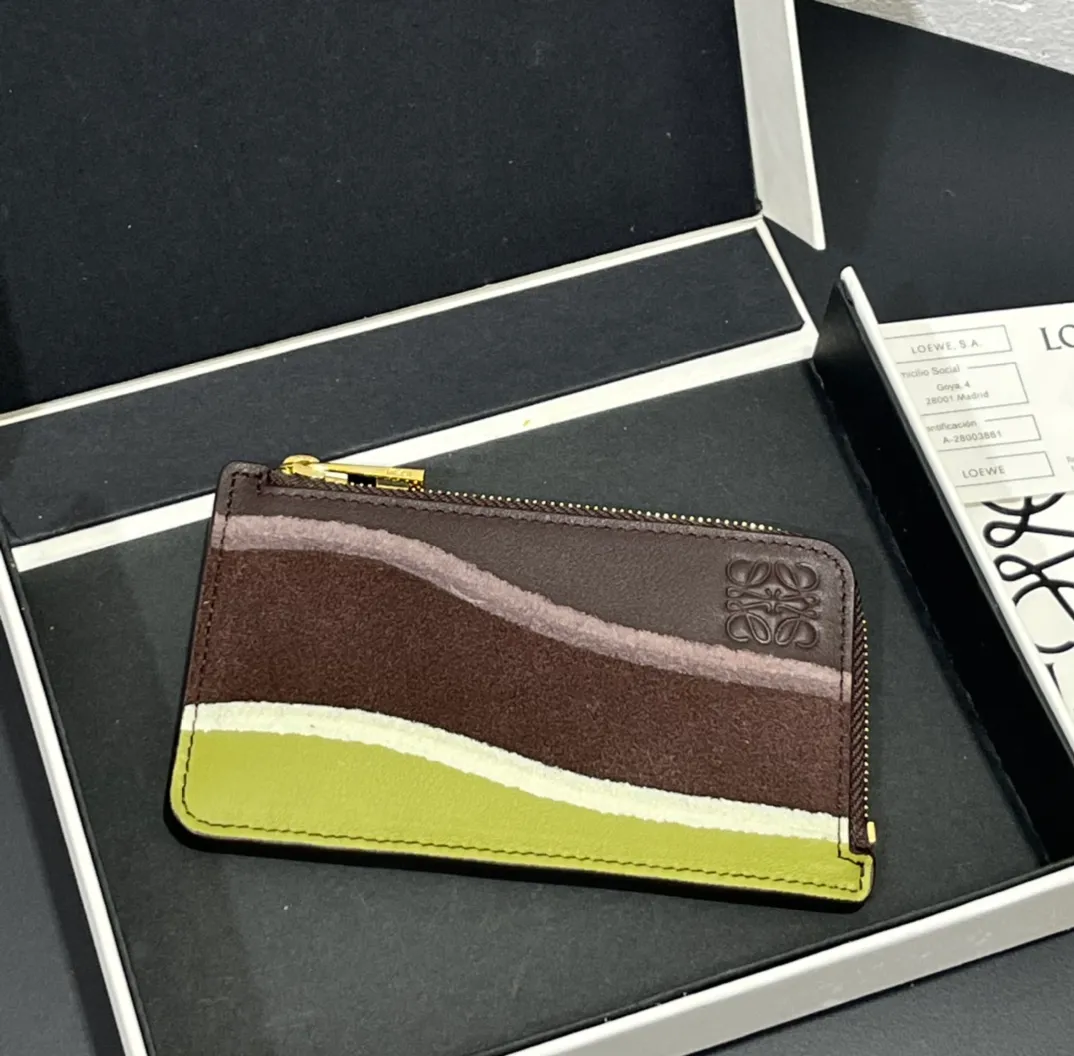 600💰 Landscape spliced ​​zipper card holder is made of calfskin and suede. This card holder is made by thinning, laminating, laminating and other complex production processes of different leathers. Four card slots and a zipper compartment. Style No. 3816 Note⚠️: The radian position of the leather splicing will be different, and there will be rubber bands or skin scars. Each one is unique, so please don’t disturb me if you mind!
