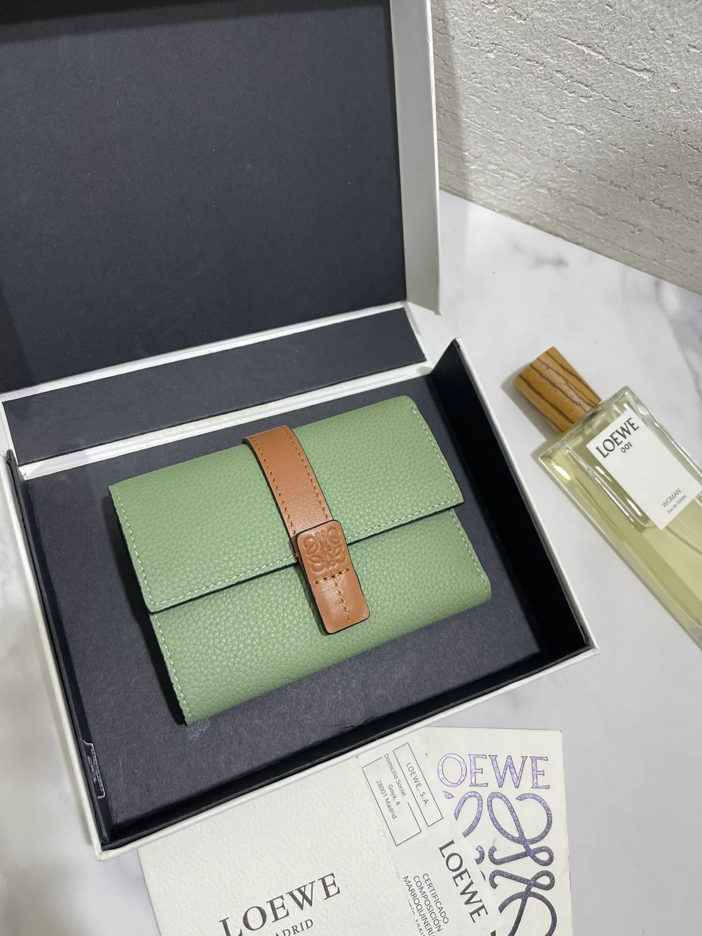 640💰 Small vertical wallet series wallets are made of soft pique calfskin and contrasting calfskin. It has zipper pockets, card slots and slip pockets, and a push button switch. It is exquisite and practical. Style number 3610, size 12*8.5