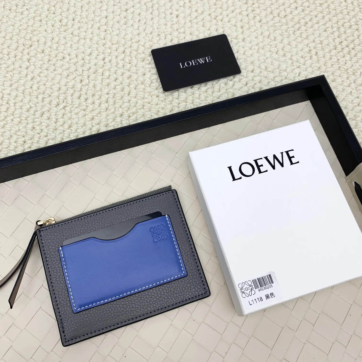 💰120 ·Loewe’s new card holders are back in stock! The new ones are all with metal logos, which are more refined than the old ones~~ Comes with box and dust bag! It’s a good idea to choose this small accessory for Valentine’s Day ~~Model: L1118 Size: 12CM*9.5CM