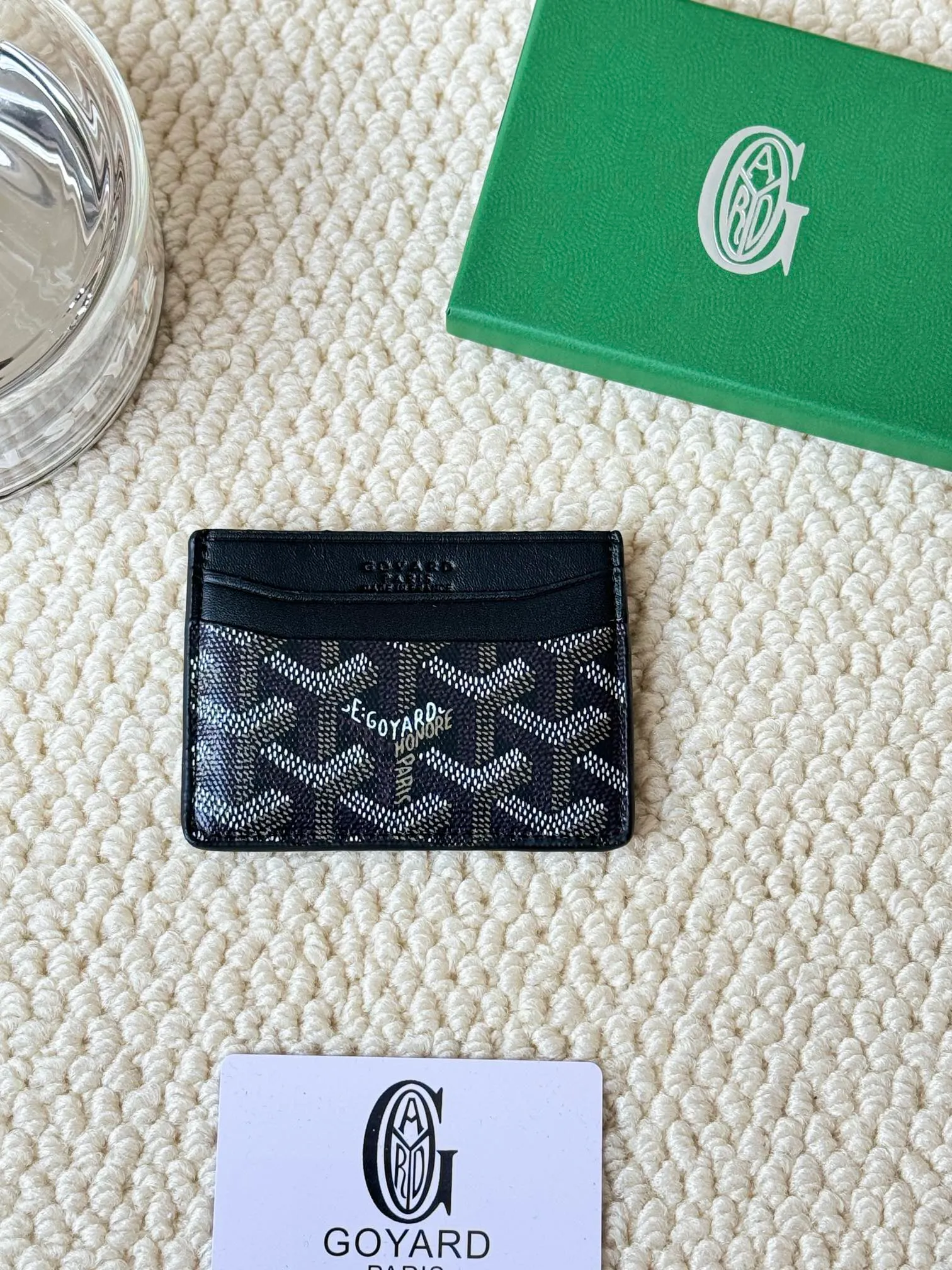 💰100 GOYARD Goya Classic👍🏻The design of Saint-Sulpice card holder is small and compact, and its middle pocket can store cards, documents or folded banknotes. The compact design fits nicely in a jacket or pants pocket. Style number: 9636 Size: 7 x10.5 cm