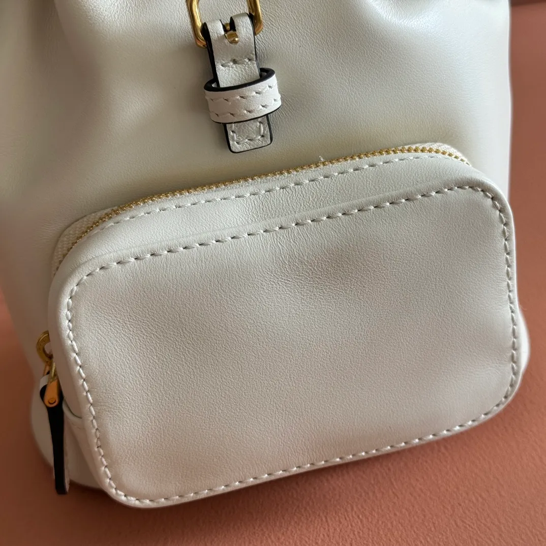 p1700💋💋💋【Configured with full counter package】MIU new college-style mini backpack: 5BZ045, ultra-high-quality calfskin with thick wear-resistant linen blend lining. This leather backpack adopts a campus-style design, blending exquisite craftsmanship with a casual attitude. The unique multi-pocket design highlights the M The fashionable and interesting spirit of lU handbags, classic leather shoulder straps and shoulder straps, a great tool for wearing: with white T jeans, with khaki windbreakers, with casual sportswear... The style is versatile, and the universe can be accommodated inside: iPad, folding umbrella, cosmetic bag, practical, lightweight and full of luxury. Size: 14X17X8cm