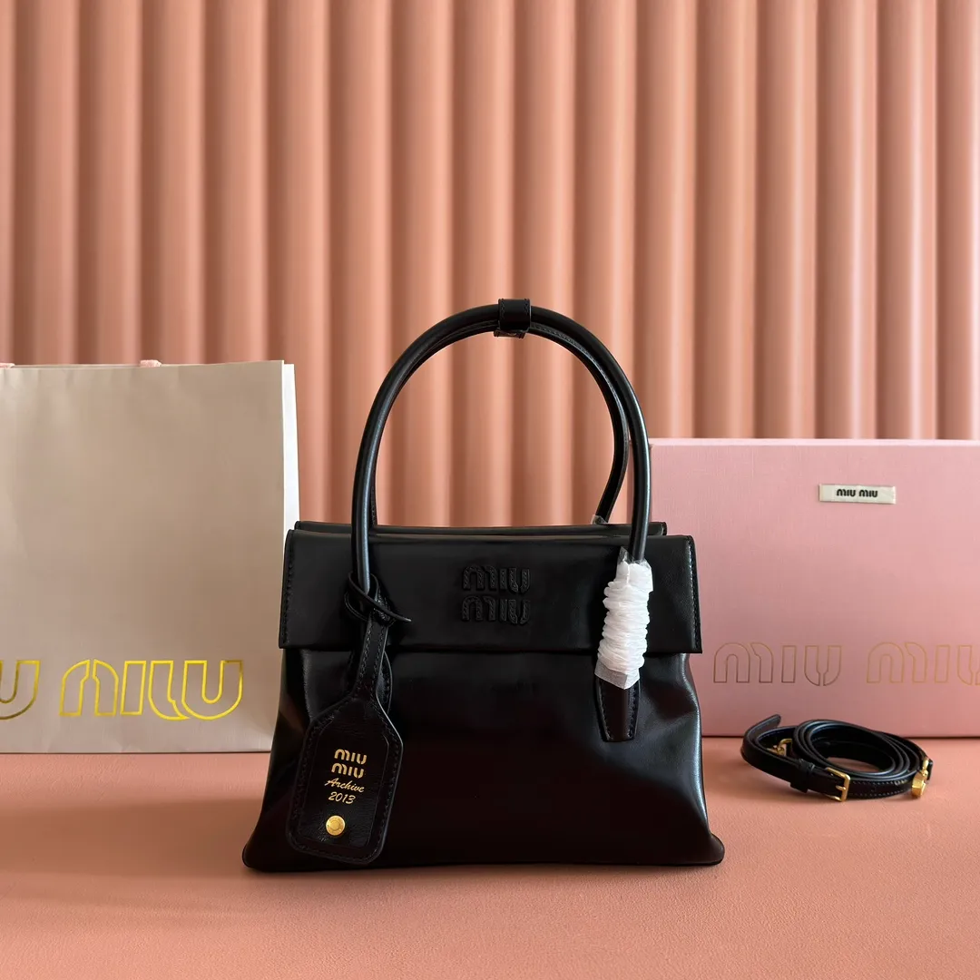 p1660💋💋💋【Configure full counter package】Solitaire Small Handbag in Glossy Leather: 5BA301 Structured lines and exquisite details define this handbag, inspired by MiuMiu’s 2006 archives. An elegant style that combines classic and experimental is enhanced by the iconic logo on the front and a shiny finish. ·With handles ·Front and back pockets ·Golden hardware ·With zipper pocket and patch pockets ●Front lettering logo Width: 25cm, Height: 18cm, Length: 10cm?