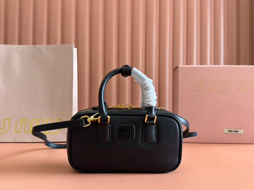 p1440💋💋💋【Equipment with counter full set of packaging, premium hardware and original leather】Arcadie cow leather mini (19cm) bowling handbag/crossbody bag ~ This Arcadic handbag demonstrates the unique concept that fashion is a tool that reflects reality and translates it into material form. The letter logo that complements the finish of the metal hardware accessories is exquisitely crafted and demonstrates a highly recognizable classic style. Dynamic and elegant lines with adjustable and detachable shoulder straps present a practical and versatile design with modern charm. ～Detachable and adjustable shoulder strap ～Zipper closure ～Painted metal letter logo on front ～Lined patch pocket Size: W19×H10×D5cm Number: _5BP176