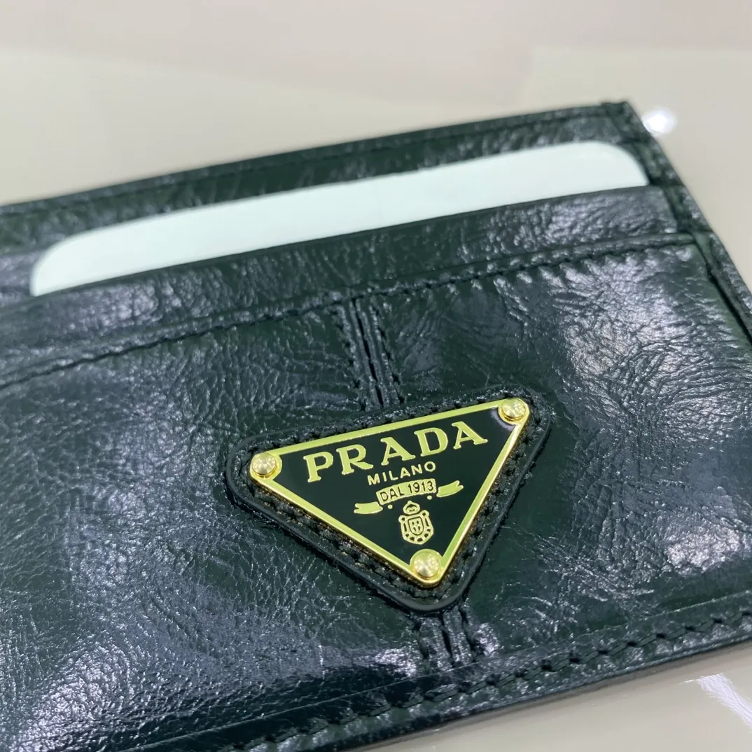 P340 [Top original order] PRADA's new card holder💼The latest style in the counter, simple and fashionable, synchronized with the official website, genuine development, model number 1MC025, internal code 164 OEM code💋 This card holder is made of elegant shiny leather, outlining smooth lines and classic geometric patterns, highlighting a refined and elegant modern style. Six card slot design highlights functionality🏅️🏅️🏅️Size: 10*8cm