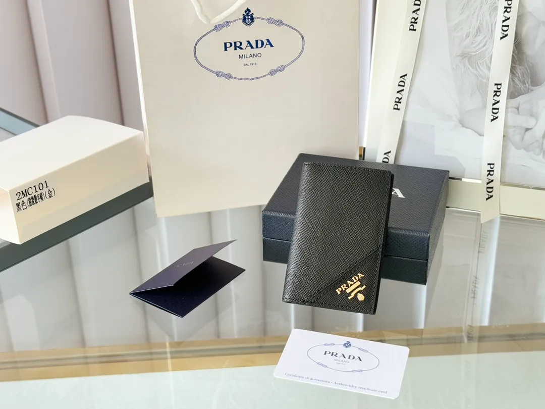 Prada cross pattern unisex card holder, can be placed in pockets, bags, and can be held in the hand. Made of cross pattern imported calfskin, pocket card holder, can hold change, 6 card slots, simple, elegant and fashionable. Model 2MC101, color as shown in the picture, size 11×7cm, original quality