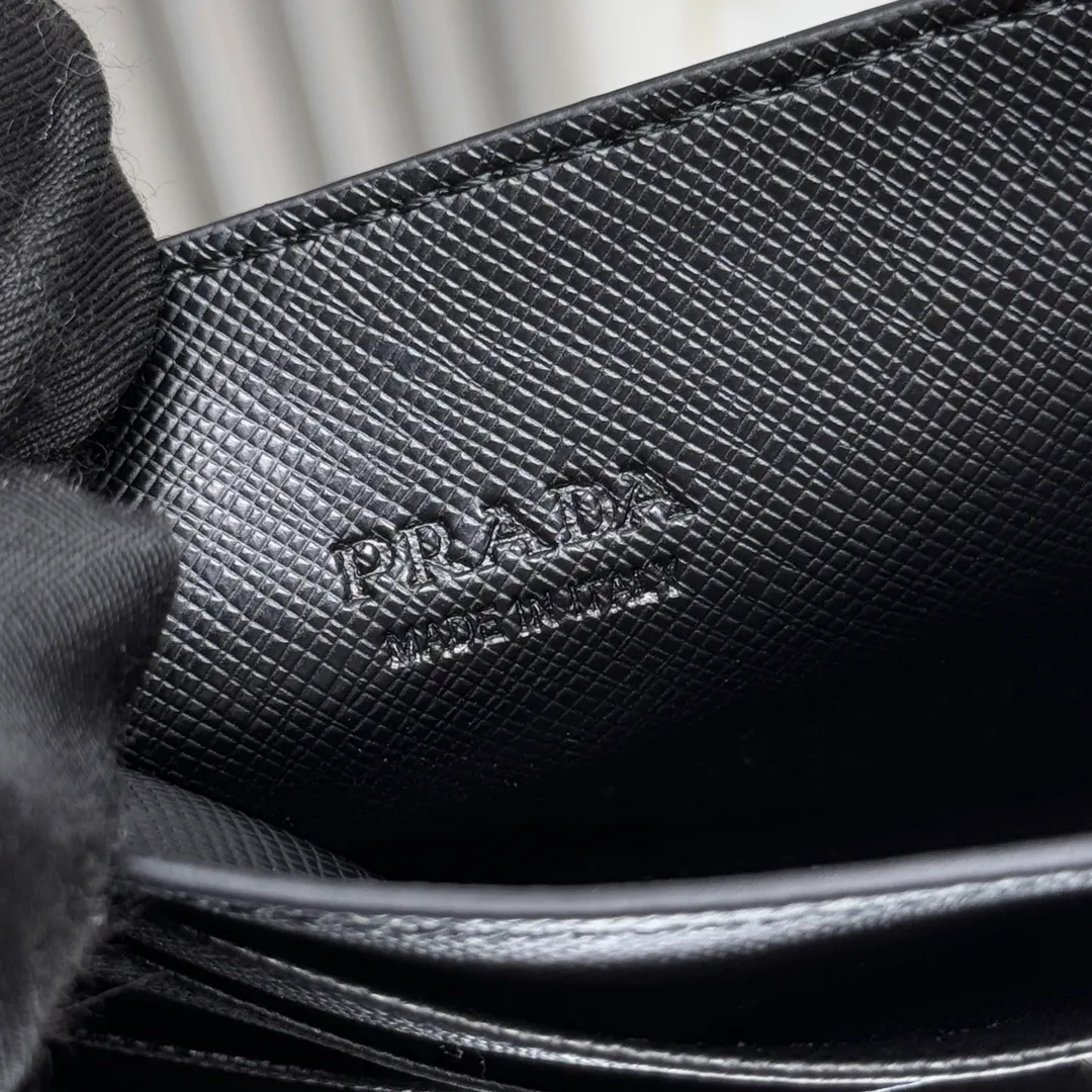 P340 [Top Original] PRADA's new card holder💼Model 2MC223, inner code 164 OEM code💋 This Saffiano leather card holder is equipped with six card slots, a main pocket and fabric lining. The Prada enamel triangle logo at the bottom corner highlights the brand's style. 🏅️🏅️🏅️Size: length 10cm*height 8cm