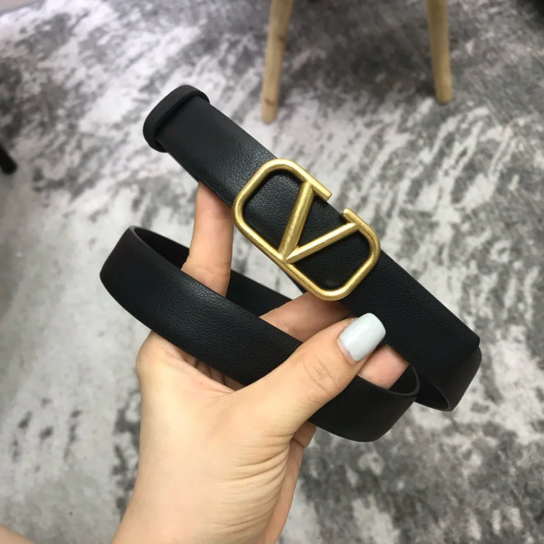 P180 Valentino classic letter series, the same style as the stars. Width 2.5CM. The hardware is made of classic cowhide leather fabric with logo. It can be worn on both sides! A non-contrasting belt! Goddess style and couple style! Fashion essentials for men and women [color][color][color]