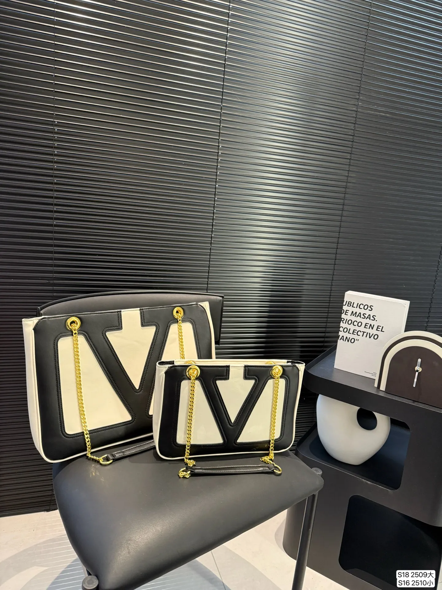 Large size P280 Small size P260 Stars interpret the Valentino Viva Superstar bag. The eye-catching V Logo makes it highly recognizable. The outline of the bag is square and orderly. The color matching and sliding chain add to the retro texture. #Valentino2025 early spring series size: large size 37 26 small size 27 18 item number large 2509 small 2510