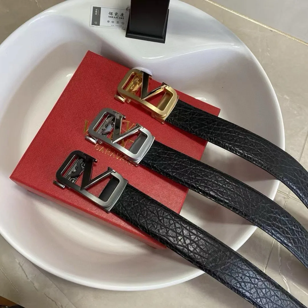 ✈️🇮🇹Brand: Valentino Valevtlo Guangzhou original buckle P160 ✈️🇮🇹Grade: 🚢Original private goods. First-layer cowhide black bottom, sold at counters🈶️, comparable to the genuine product! Exquisite oil edges, computer stitching, soft hand feel. No modifications in real photos. The upper body effect is super good, and the length can be cut. Comes with a full set of packaging at the counter. The first choice for gift giving ✈️🇮🇹Button: Guangzhou original buckle hardware ✈️🇮🇹Length: 100-125cm 3.5cm specifications ✈️🇮🇹Color: black