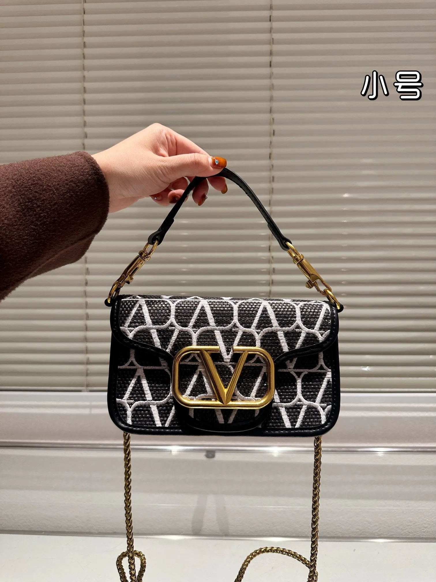 Large P380 Folding Box⚠️Size 26.11 Small P370 Folding Box⚠️Size 20.10 Valentino Loco Shoulder Bag Overflowing with a sense of luxury. This look is very versatile. No matter how you carry it, there is no pressure. Which girl can resist such a beautiful bag?