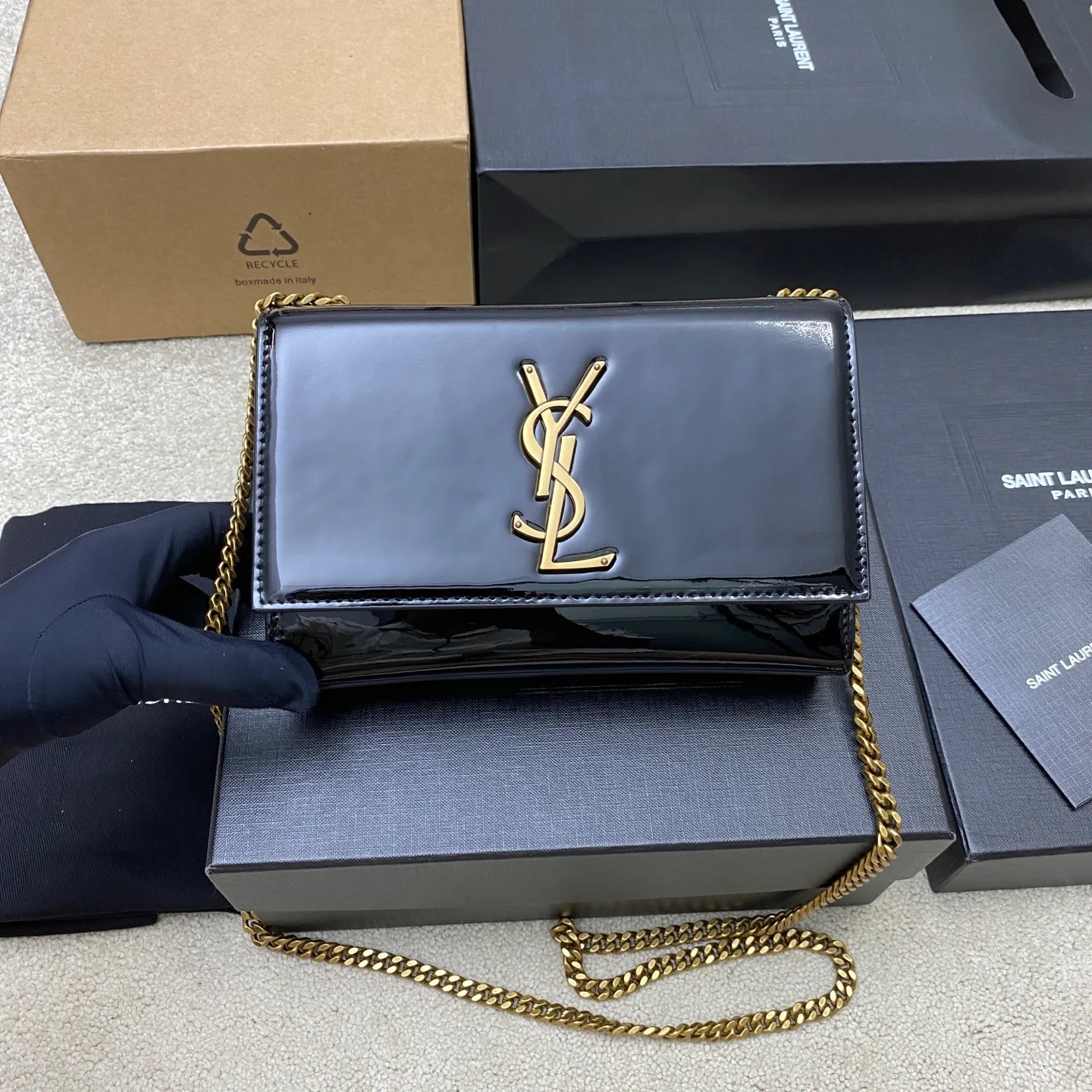💰1300 Black Patent Leather/Antique Gold 🌈YSL KATE Patent Leather Glossy The most classic style and the most practical size. The core design of this series is the Y logo. Mr. Yves Saint Laurent invited poster artist Cassandre to design it. The three letters are superimposed on each other, which is simple and avant-garde. Definitely a timeless classic! No Y family tassel bag dares to say that they are fashionable👍20250650 Model: 377629 [original leather] Size: 20x12.5x5cm