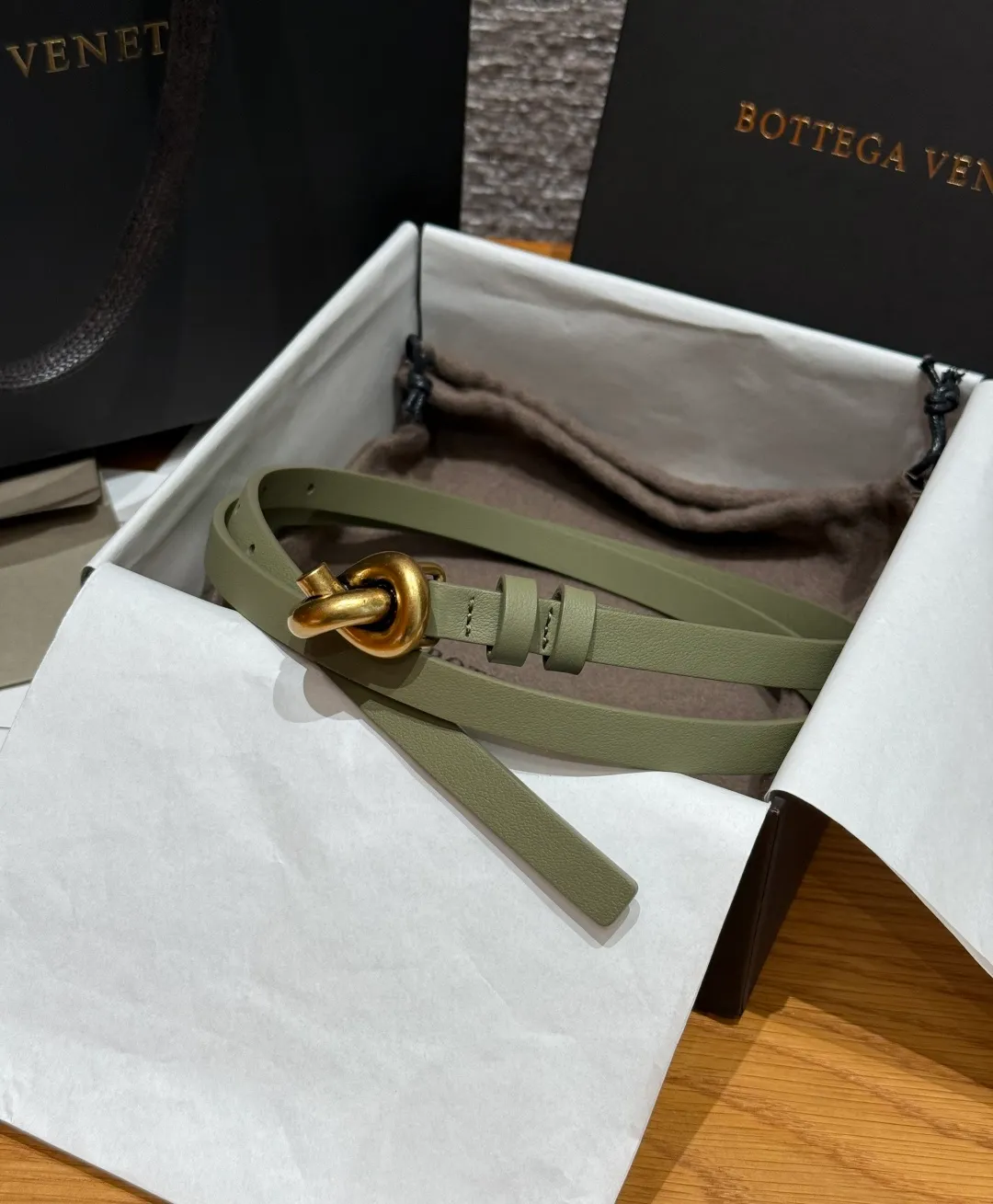 💰420💰Full package💰 💍Purchase level bv⚡️🌹Knot belt Italian luxury brand knot series belt, made of cow leather, with silver accessories, simple and recognizable, pin buckle opening and closing, super versatile for daily wear, continuing the brand's logo-free design and leather weaving technology, low-key luxury, must pay attention to details. Width: 1.2cm
