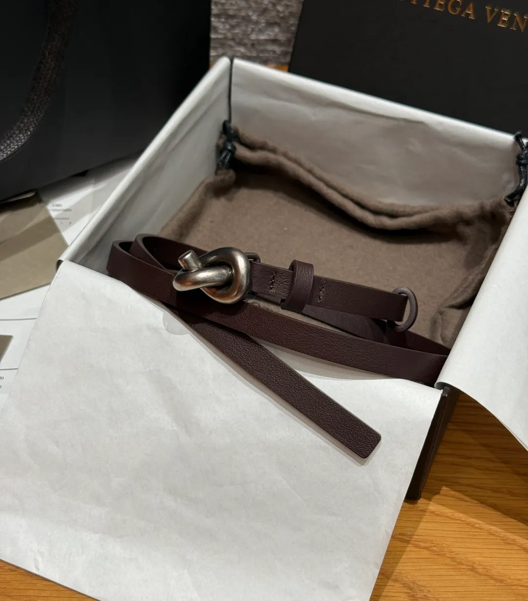 💰420💰Full package💰 💍Purchase level bv⚡️🌹Knot belt Italian luxury brand knot series belt, made of cow leather, with silver accessories, simple and recognizable, pin buckle opening and closing, super versatile for daily wear, continuing the brand's logo-free design and leather weaving technology, low-key luxury, must pay attention to details. Width: 1.2cm