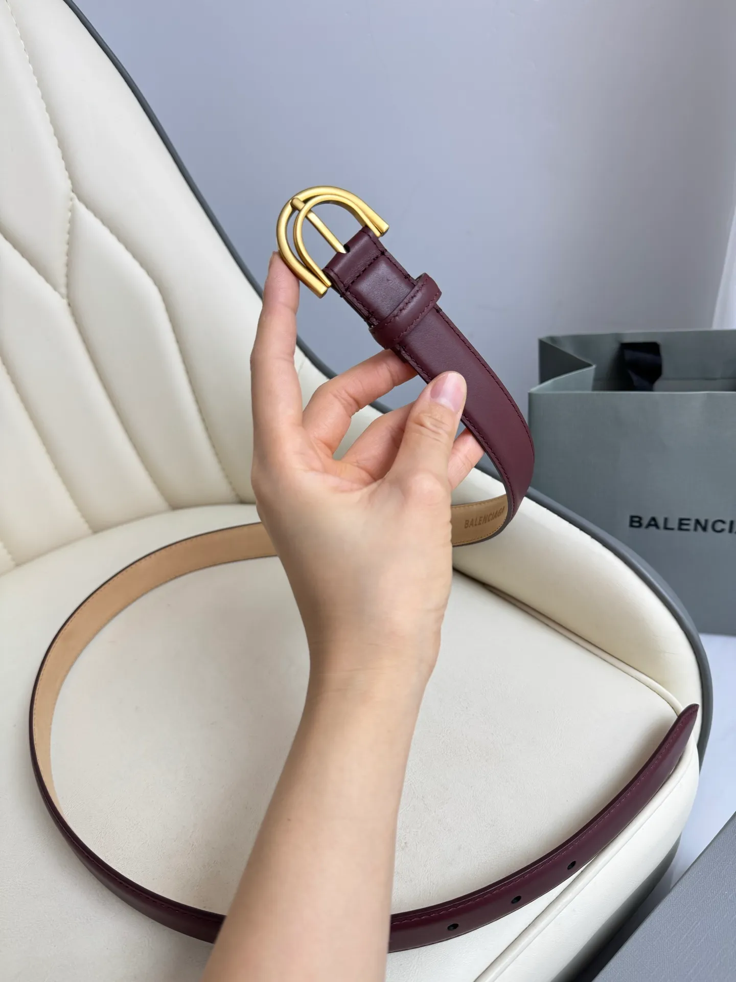 Balenciaga width 2.5cm is a French luxury brand with a status as one of the most influential brands in the fashion industry. The designer originates from: urban fashion trend and unique design style, made of imported calfskin; paired with pure copper retro hardware to make it more attractive. A versatile product worth owning
